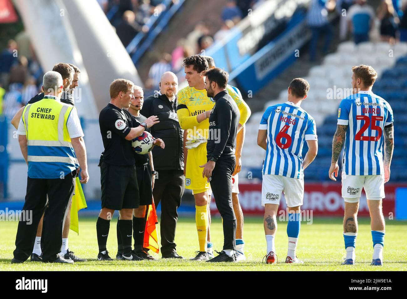 Huddersfield, Großbritannien. 04. September 2022. Danny Schofield Manager von Huddersfield Town protestiert gegen den Schiedsrichter nach dem Sky Bet Championship-Spiel Huddersfield Town gegen Blackpool im John Smith's Stadium, Huddersfield, Großbritannien, 4.. September 2022 (Foto von Ben Early/News Images) in Huddersfield, Großbritannien am 9/4/2022. (Foto von Ben Early/News Images/Sipa USA) Quelle: SIPA USA/Alamy Live News Stockfoto