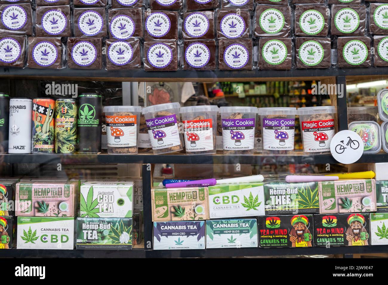 Eine Sammlung von Cannabiszubehör im Schaufenster eines Ladens in Amsterdam, Holland. Stockfoto