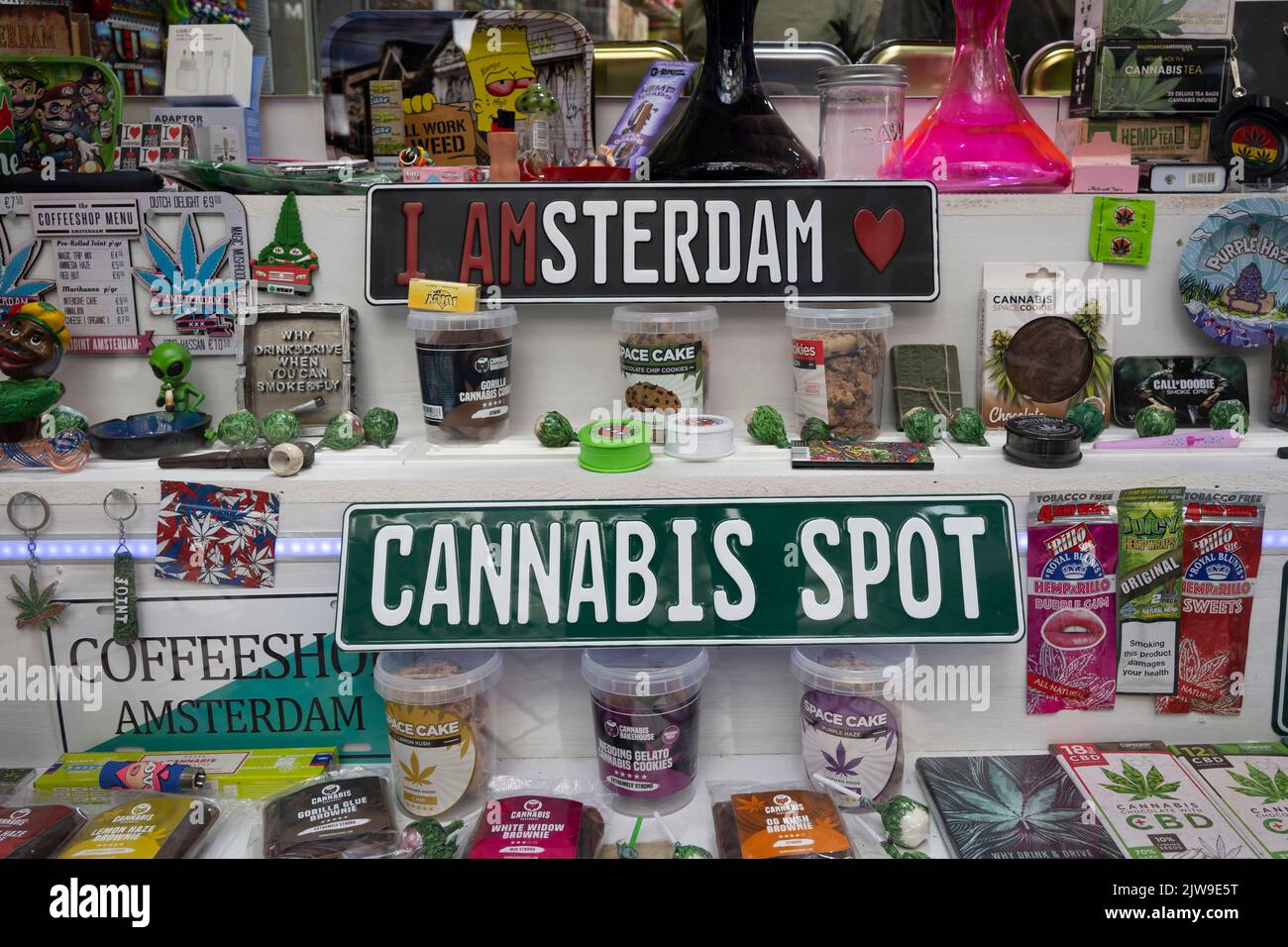 Eine Sammlung von Cannabiszubehör im Schaufenster eines Ladens in Amsterdam, Holland. Stockfoto