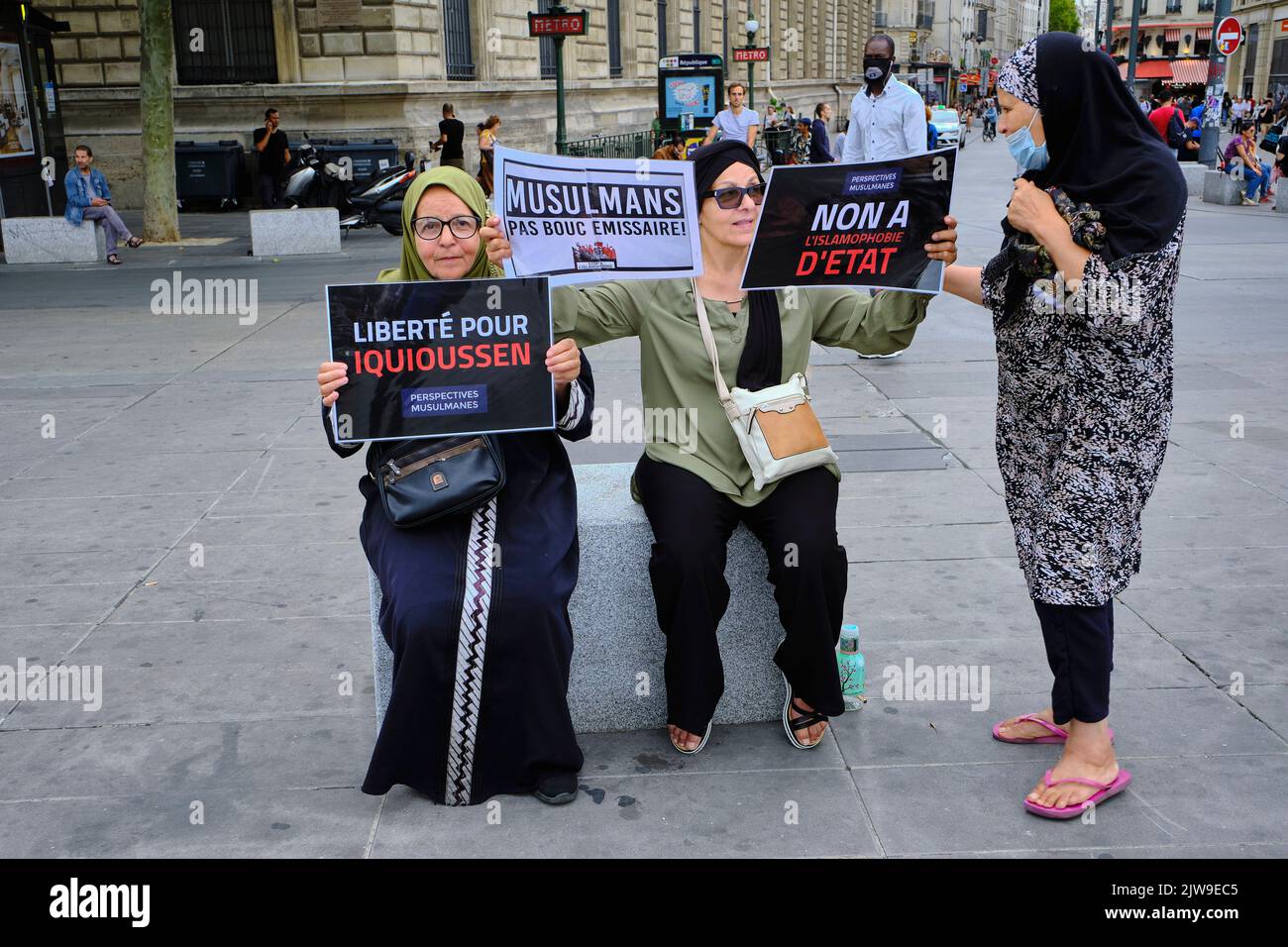 Paris, Paris, FRANKREICH. 3. September 2022. Die Befürworter von Hassan Iquioussen, einem umstrittenen französischen muslimischen Prediger, versammeln sich auf dem Place de la Republique in Paris, um die Entscheidung des französischen Innenministers Gerald Darmanin zu verurteilen, den muslimischen Geistlichen wegen seiner radikalen Ansichten über Homosexualität und juden auszuweisen. Die von der Organisation organisierte Kundgebung Perpectives musulmanes beschuldigt die französische Regierung der Islamophobie und der Selektivität, wenn es um die Behandlung von muslimen in Frankreich geht. Der Imam ist seit der Entscheidung, ihn zu vertreiben, verschwunden und ist nun Gegenstand einer internationalen Stockfoto