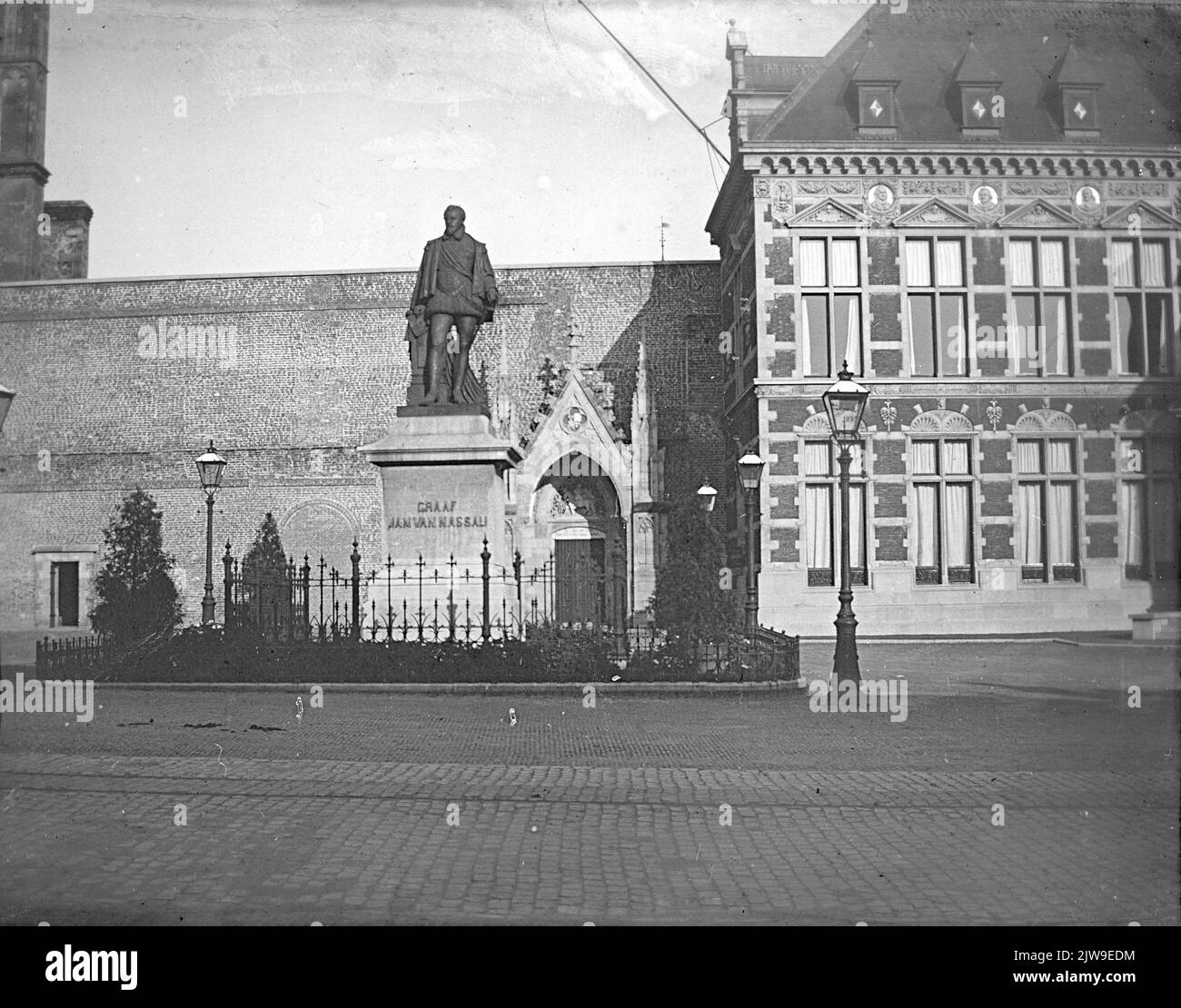 Ansicht der Statue des Grafen Jan van Nassau auf dem Domplein in Utrecht, mit einem Teil des Akademiegebäudes im Hintergrund (Domplein 29). Stockfoto
