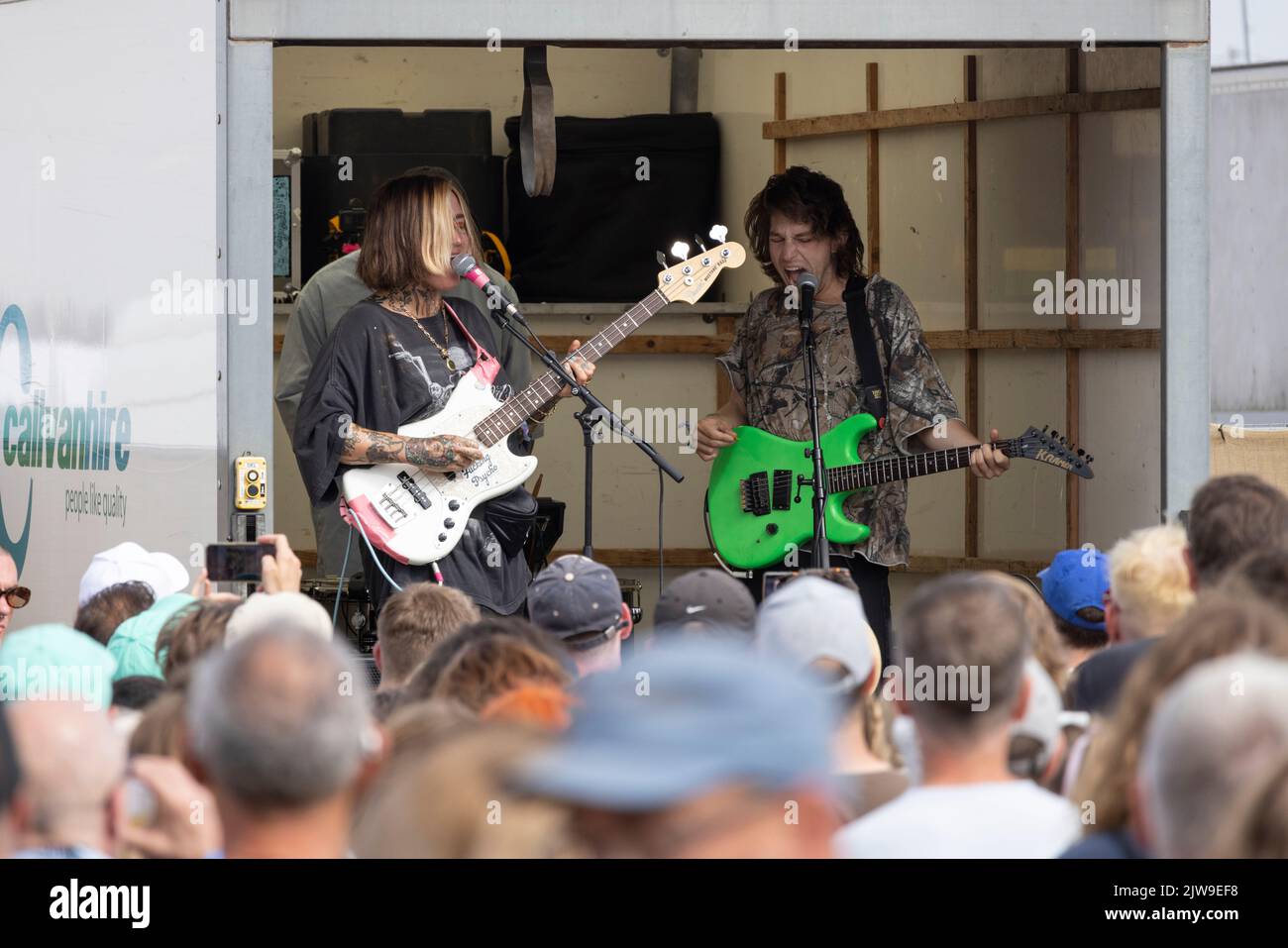 Die Indie-Band aus Dehd, Chicago, spielt am ENDE DES ROAD Music Festivals in Wiltshire, England, einen improvisierten Gig hinter einem Umzugswagen Stockfoto