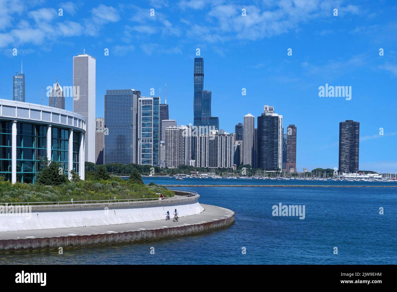 Fahrradweg am Wasser von Chicago mit Skyline in der Innenstadt, neben dem Shedd Aquarium Stockfoto