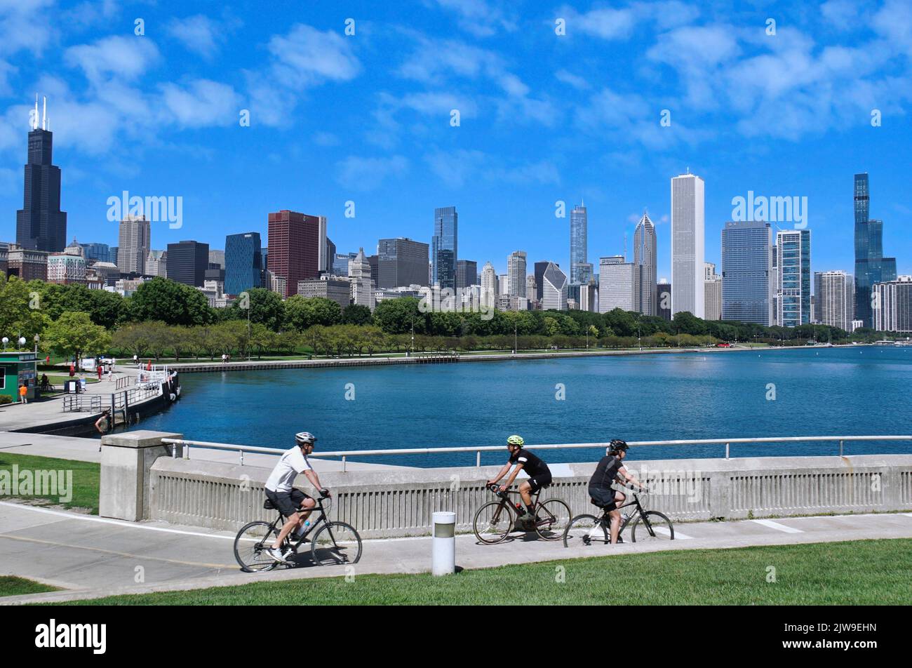 Chicago, USA - 2022. August: Blick auf den Radweg am Ufer des Lake Michigan, mit Skyline in der Innenstadt Stockfoto