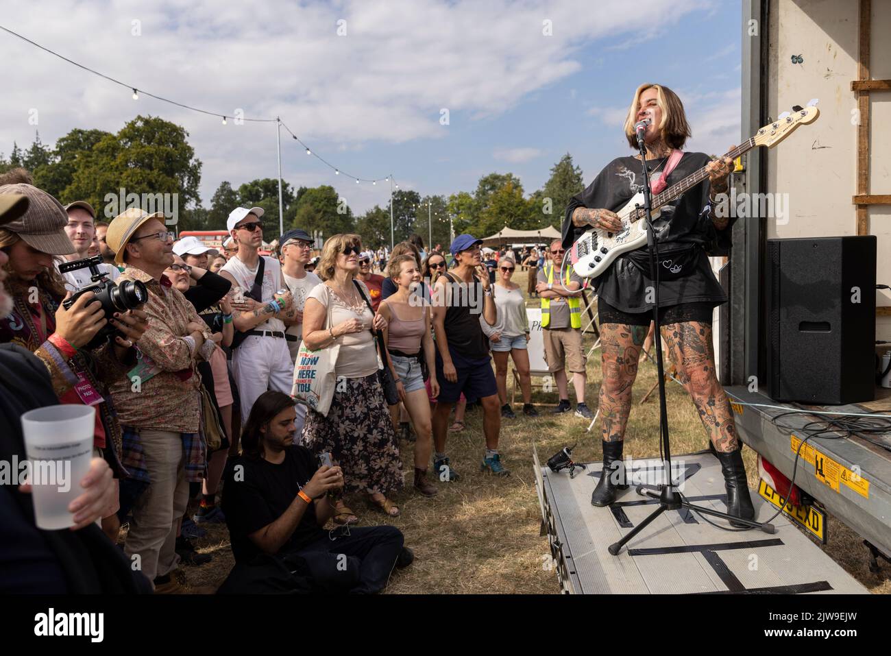 Die Indie-Band aus Dehd, Chicago, spielt am ENDE DES ROAD Music Festivals in Wiltshire, England, einen improvisierten Gig hinter einem Umzugswagen Stockfoto