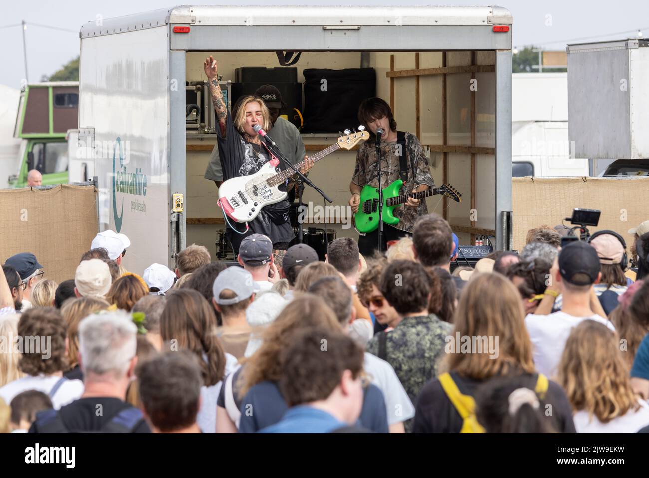 Die Indie-Band aus Dehd, Chicago, spielt am ENDE DES ROAD Music Festivals in Wiltshire, England, einen improvisierten Gig hinter einem Umzugswagen Stockfoto