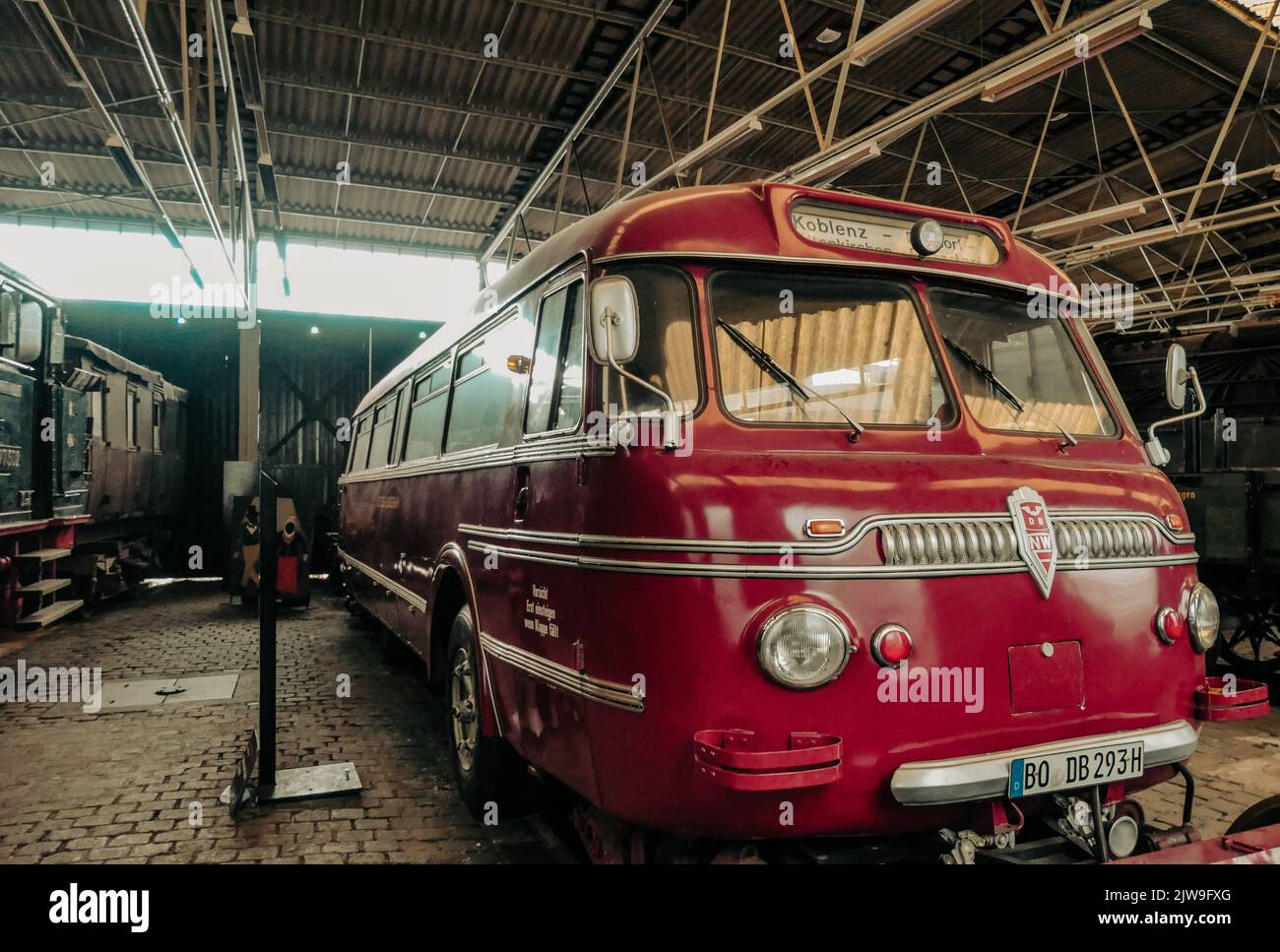 Historische Eisenbahnstraße Omnibus im bochumer Eisenbahnmuseum Deutsche Eisenbahngeschichte Stockfoto