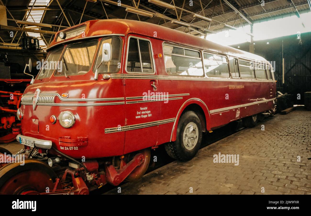 Historische Eisenbahnstraße Omnibus im bochumer Eisenbahnmuseum Deutsche Eisenbahngeschichte Stockfoto