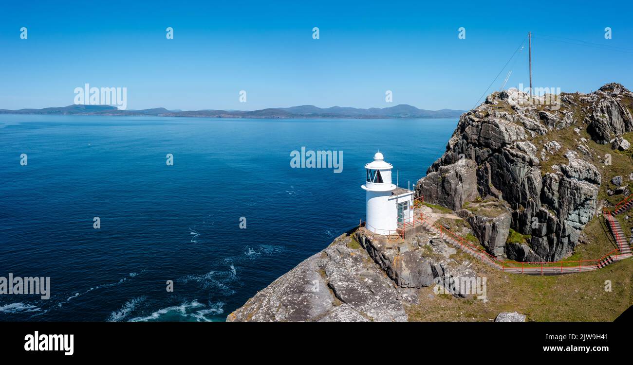 Ein Blick auf den historischen Sheep's Head Lighthouse auf der Halbinsel Muntervary in der Grafschaft Cork in Irland Stockfoto