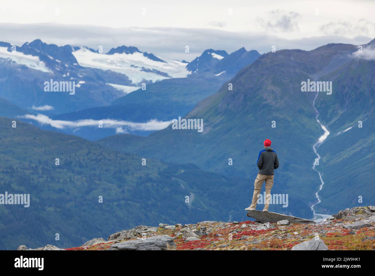 Wanderer Übersicht Berge von Alaska im Sommer. Schneebedeckte Massive, Gletscher und felsige Gipfel. Schöner natürlicher Hintergrund. Stockfoto