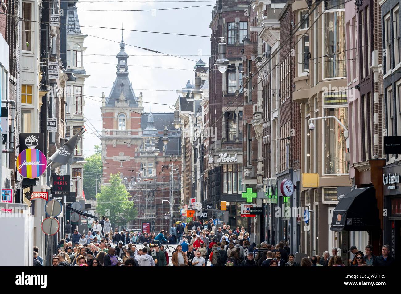 Eine allgemeine Ansicht einer belebten Straße in Amsterdam, Holland. Stockfoto