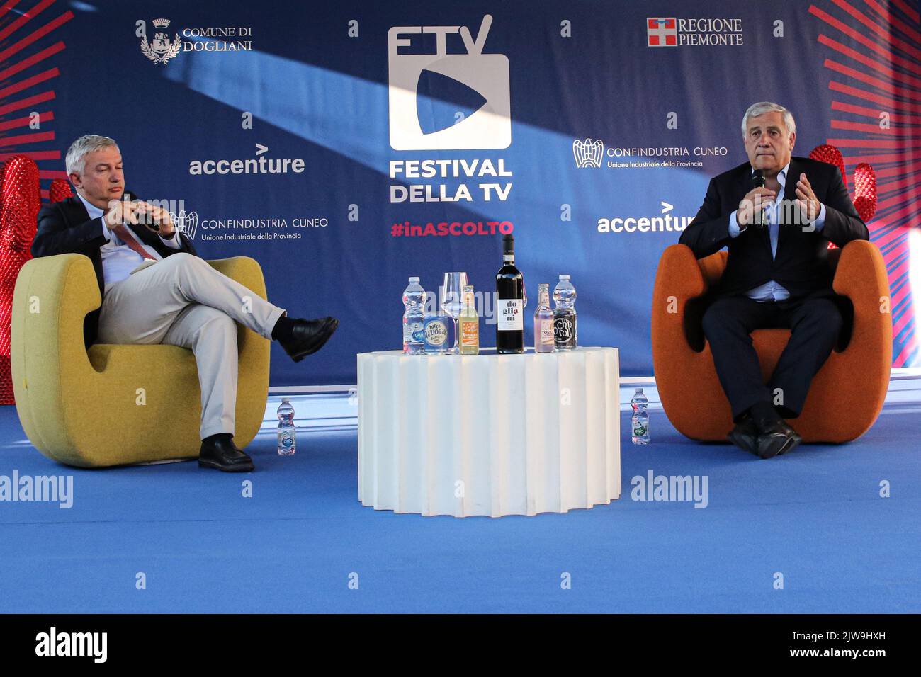 Antonio Tajani, Vizepräsident der Europäischen Volkspartei, Vizepräsident und nationaler Koordinator von Forza Italia, interviewt von Maurizio Molinari, dem Direktor des Herausgebers der Zeitung La Repubblica beim „Festival della TV di Dogliani (CN)“ Stockfoto