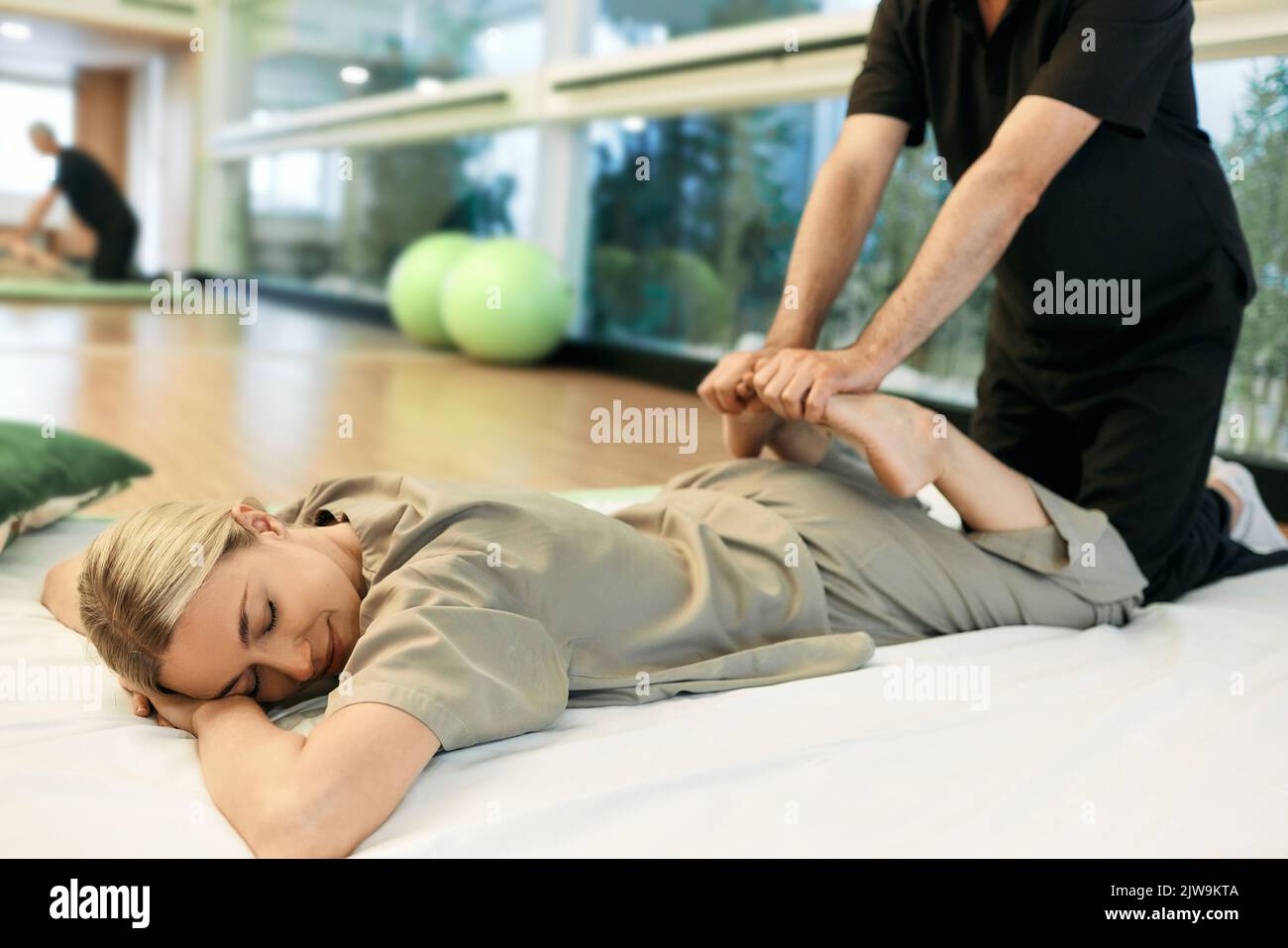Yumeiho-Therapie. Masseur Massage mit orientalischen Techniken Yumeiho für die Korrektur der Körperhaltung der Frau Stockfoto