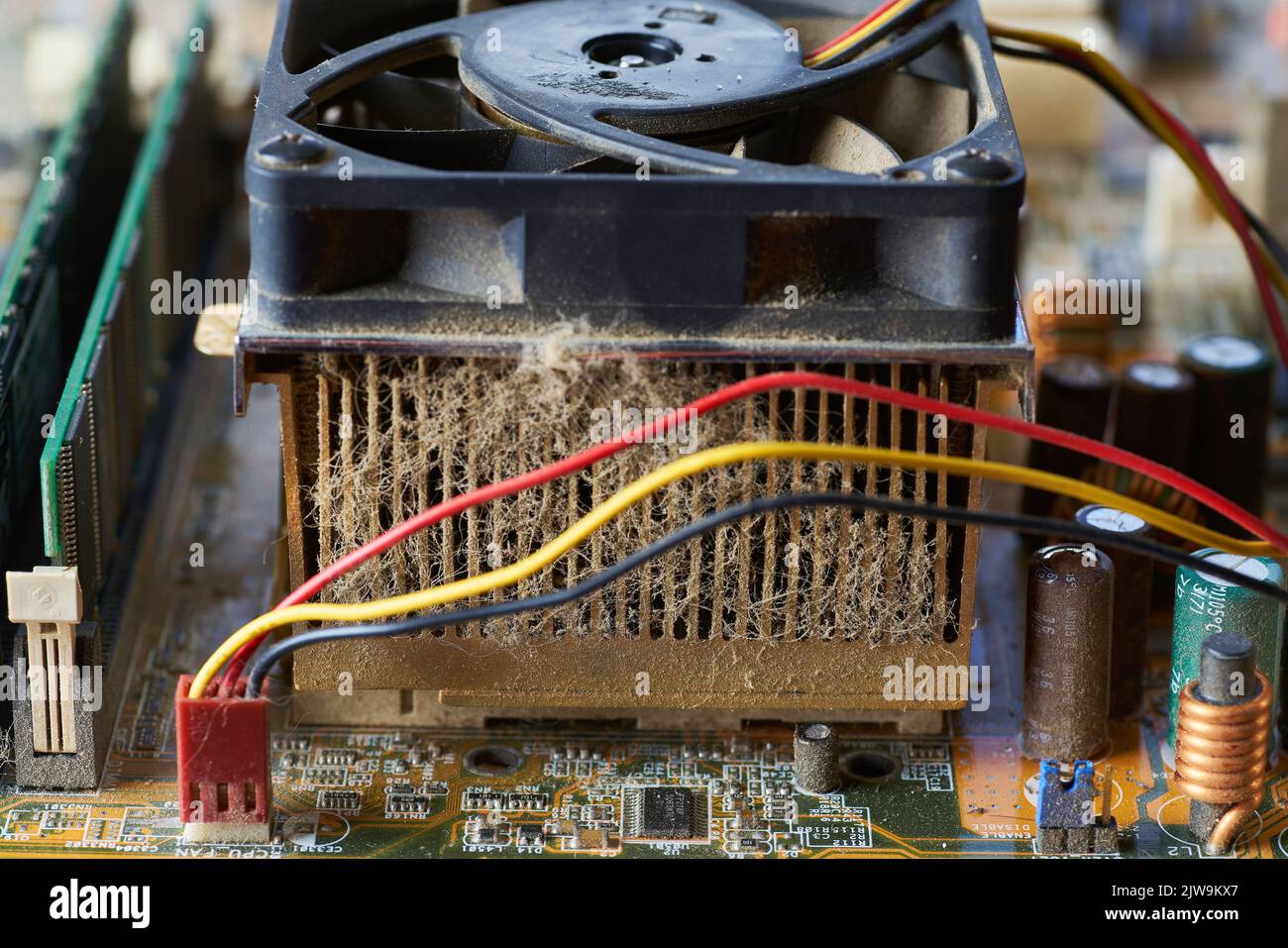 Altes Motherboard mit Staub und Schmutz bedeckt. Nahaufnahme. Stockfoto