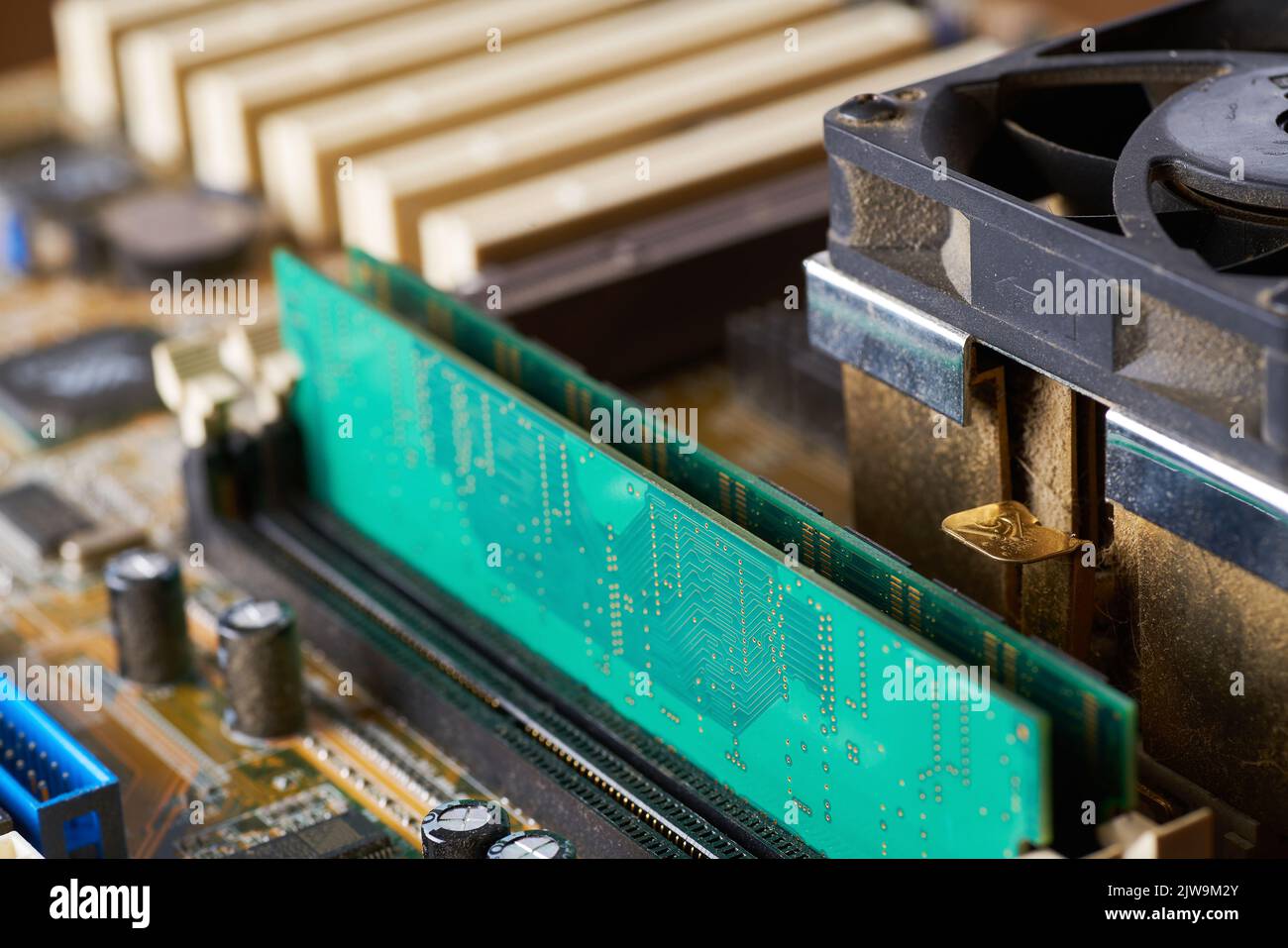 Altes Motherboard mit Staub und Schmutz bedeckt. Nahaufnahme. Stockfoto