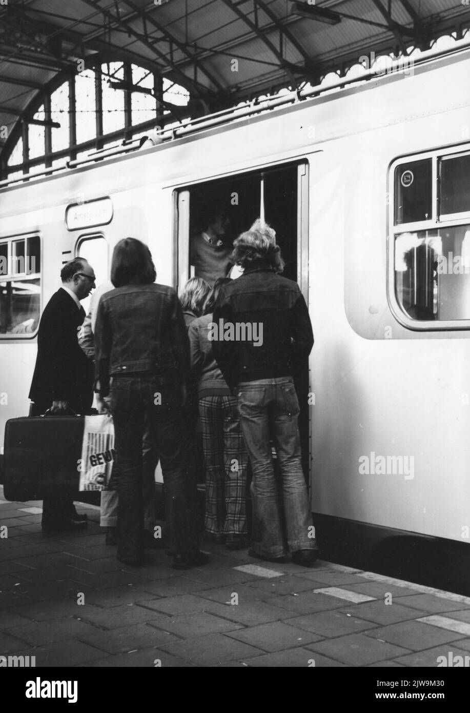 Bild der Passagiere des Zuges auf einem Bahnsteig des Bahnhofs Den Haag H.S. in Den Haag. Stockfoto