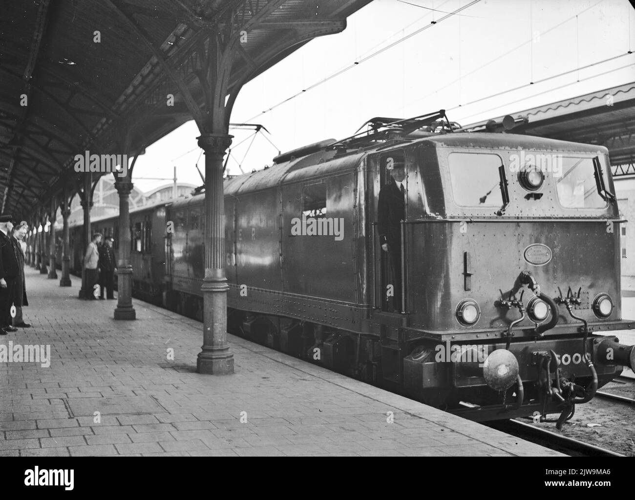 Bild der ersten elektrischen (Miet-) Lokomotive in den Niederlanden: Nr. 6000 der London North Eastern Railway (L.N.E.R.) im Dienst der N.S. Mit Waggons entlang der Plattform der N.S. Station Utrecht et al. In Utrecht. Stockfoto