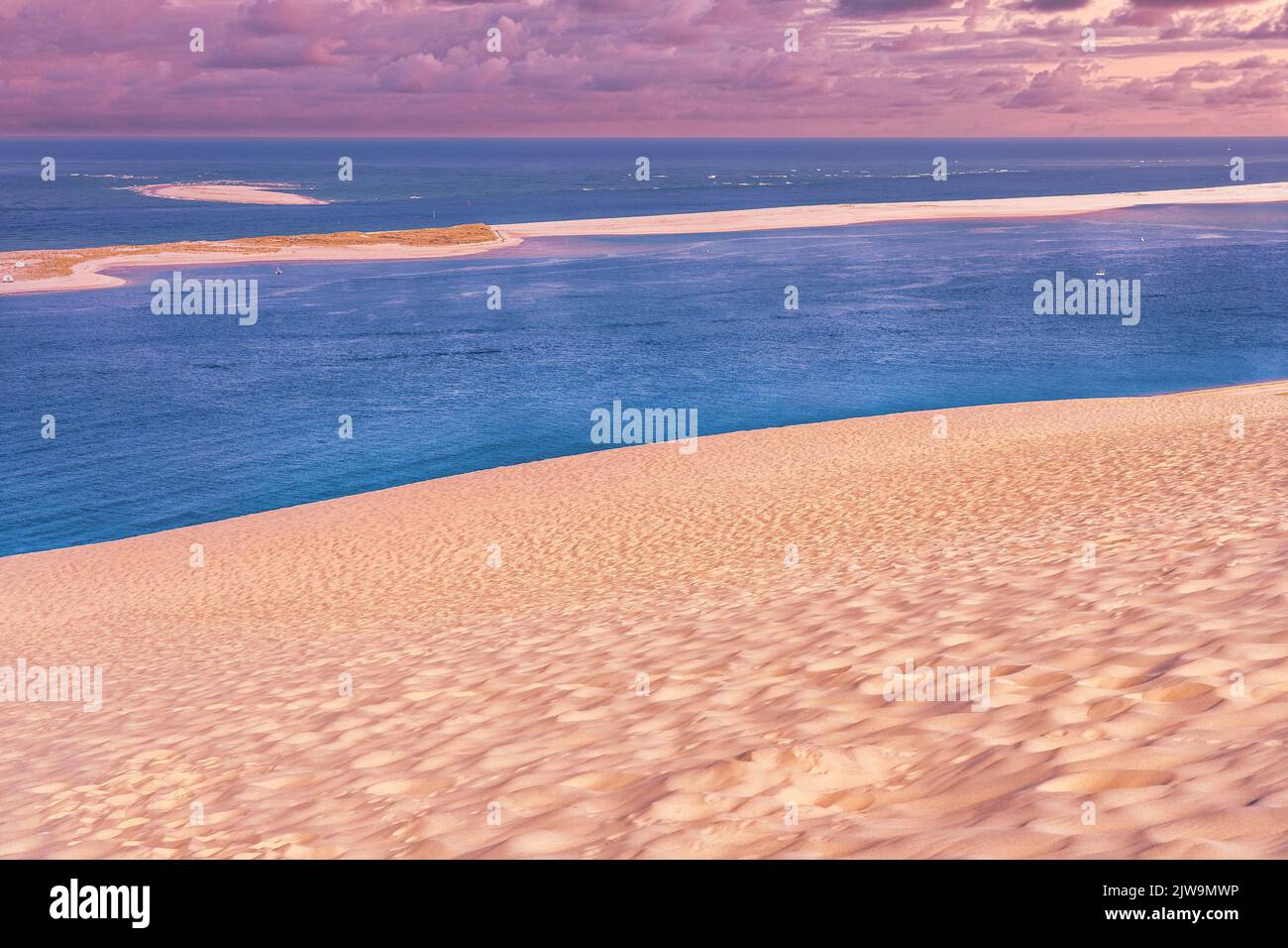 Sanddüne, blauer Himmel, im Sommer am Meer. Dune du Pilat, Arcachon, Frankreich. Hochwertige Fotos Stockfoto