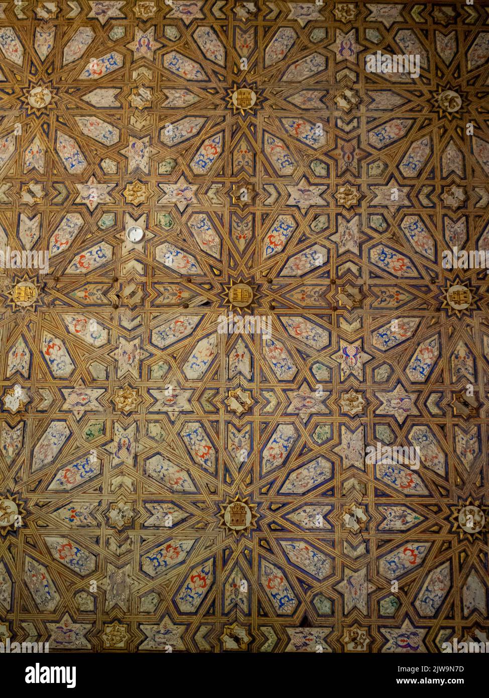 Holzdecke mit geometrischen Motiven, Alcazar de Sevilla Stockfoto