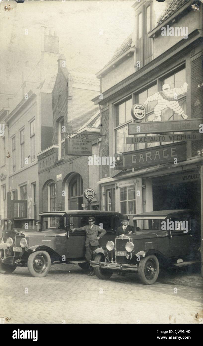 Bild von zwei Autos für die Garage Utrecht/ G.U.V.O. Taxi (Taxiunternehmen Garage Utrecht van Oostrum, Keizerstraat 29) in Utrecht.n.b. Der Raum im ersten Stock wurde für Tanz, Hochzeiten und Partys vermietet. Stockfoto