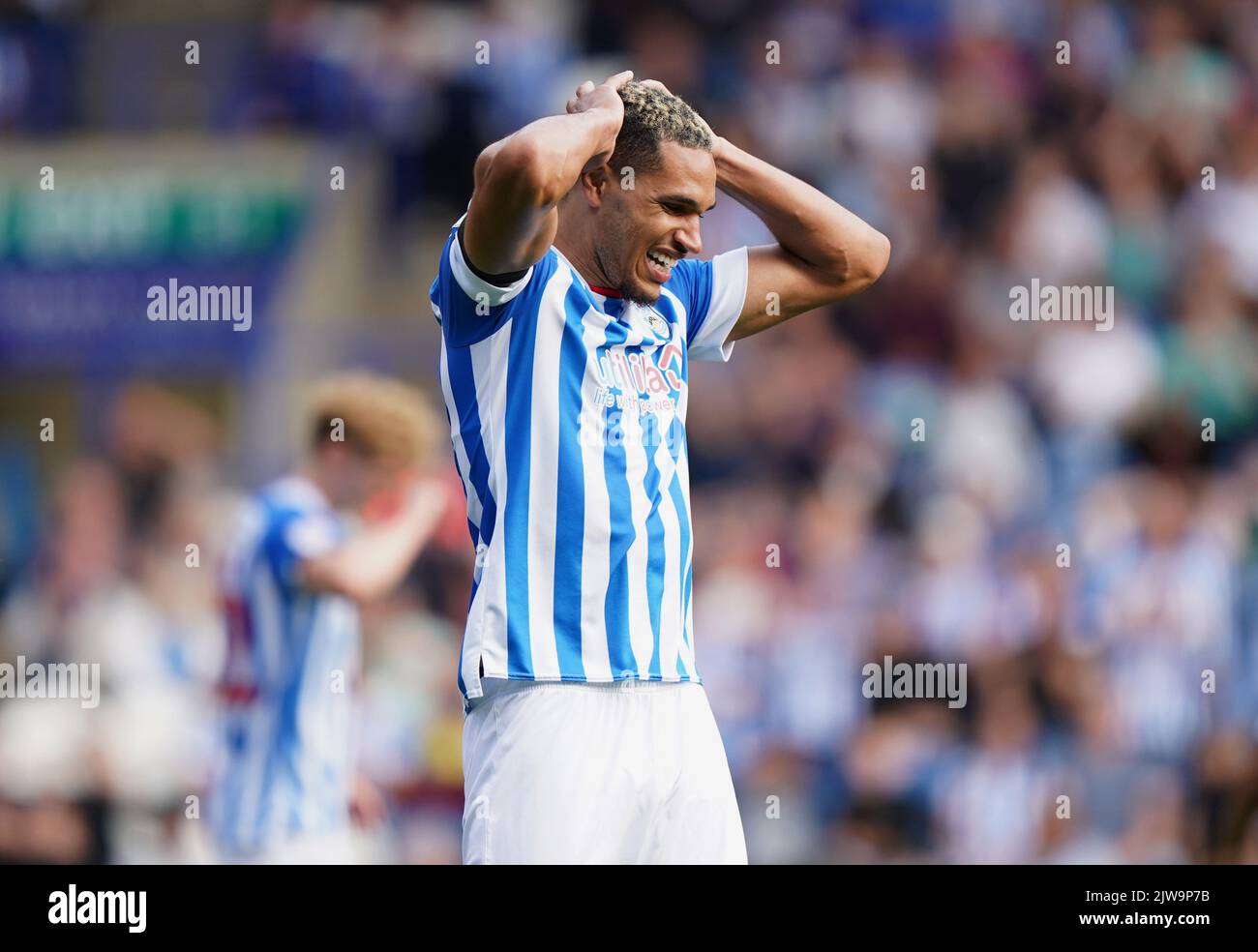 Jon Russell von Huddersfield Town gibt beim Sky Bet Championship-Spiel im John Smith's Stadium, Huddersfield, eine verpasste Chance. Bilddatum: Sonntag, 4. September 2022. Stockfoto