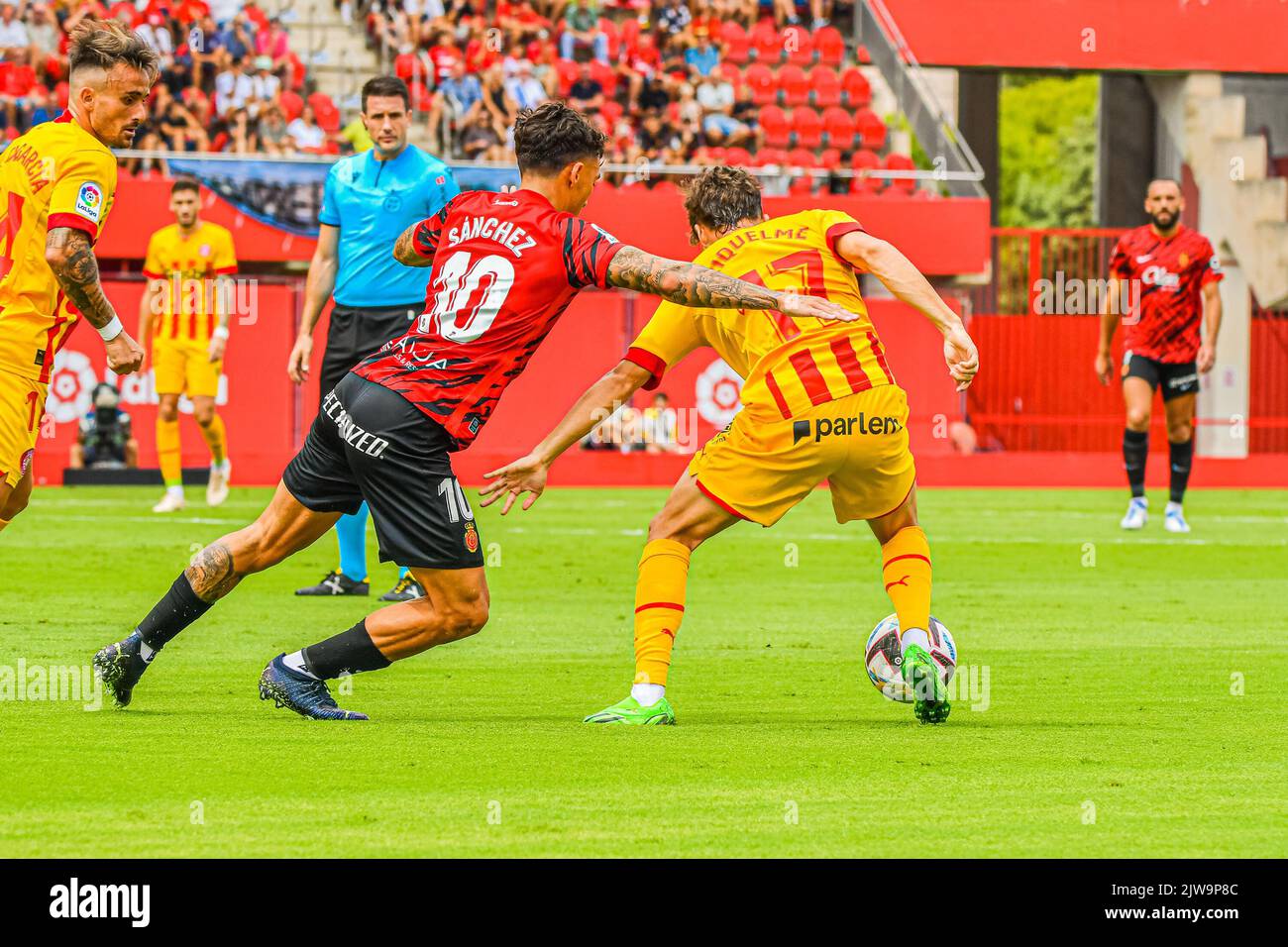 MALLORCA, SPANIEN - 3. SEPTEMBER: Antonio Sanchez von RCD Mallorca und Rodrigo Riquelme von Girona CF zwischen RCD Mallorca und Girona CF von La Liga Santander am 3. September 2022 im Visit Mallorca Stadium Son Moix in Mallorca, Spanien. (Foto von Samuel Carreño/ PX Images) Stockfoto