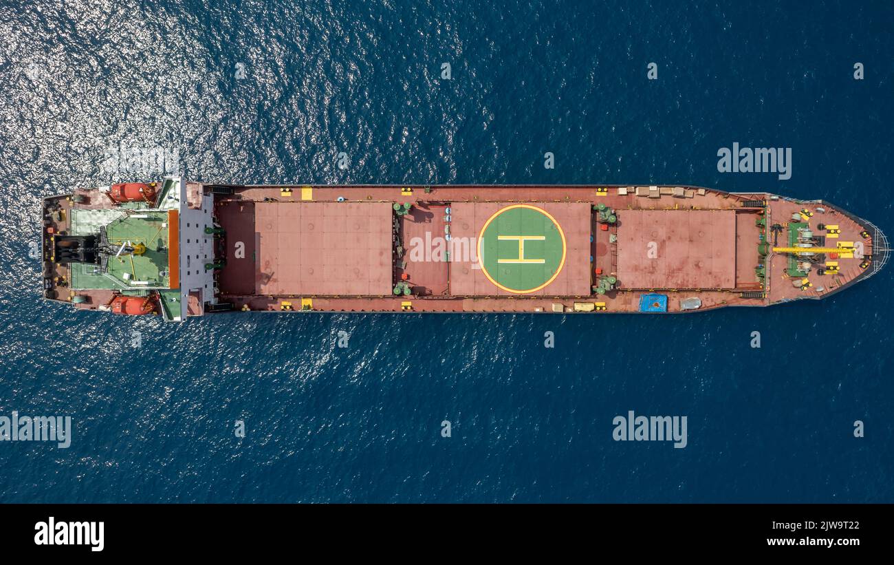 Großes Red Cargo Schiff auf See mit einem Helipad Stockfoto