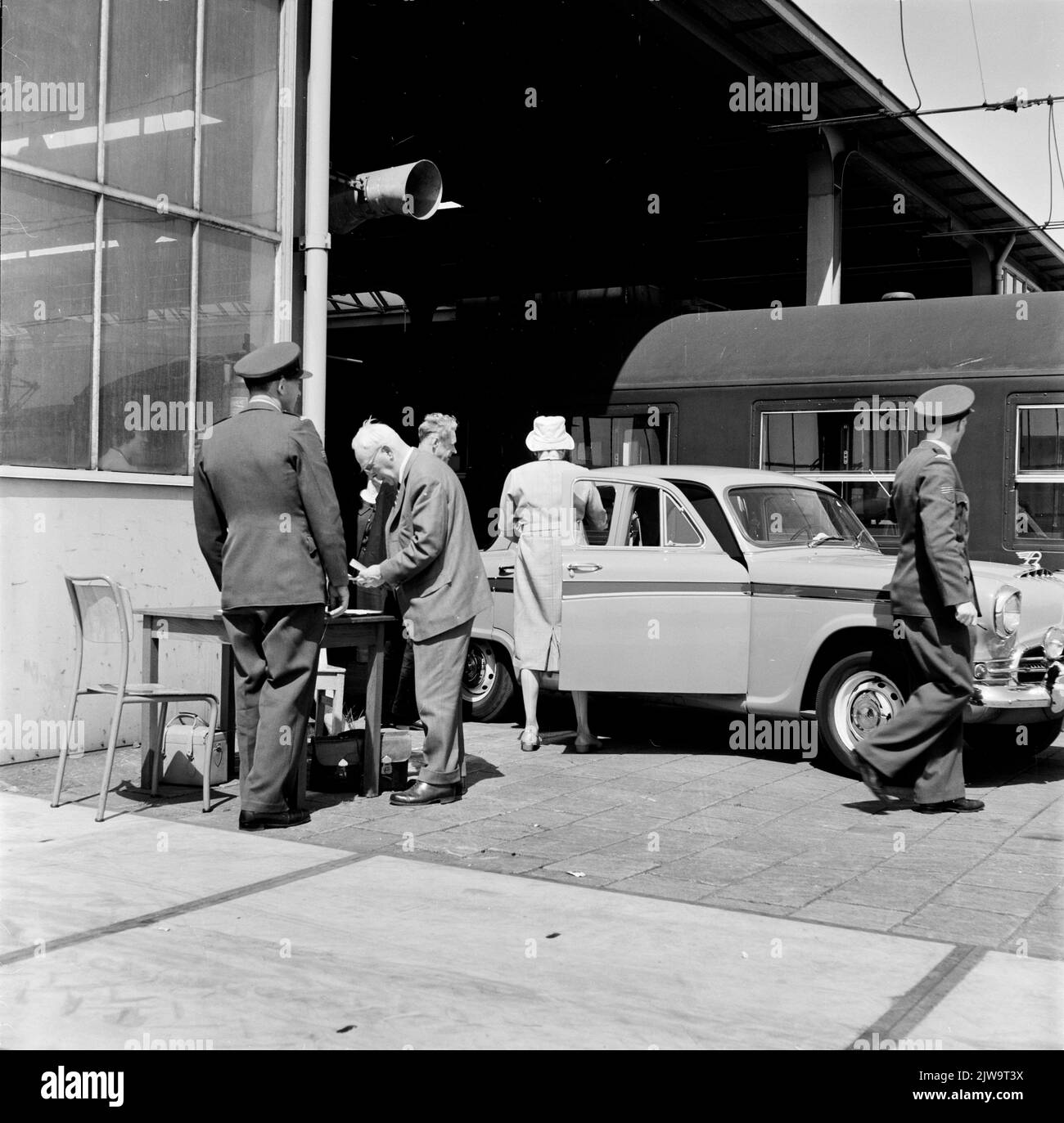 Bild eines Autos auf dem Bahnsteig des N.S. Bahnhofs Amsterdam Amstel in Amsterdam während der Formalitäten für den Schlafzug des Autos. Stockfoto