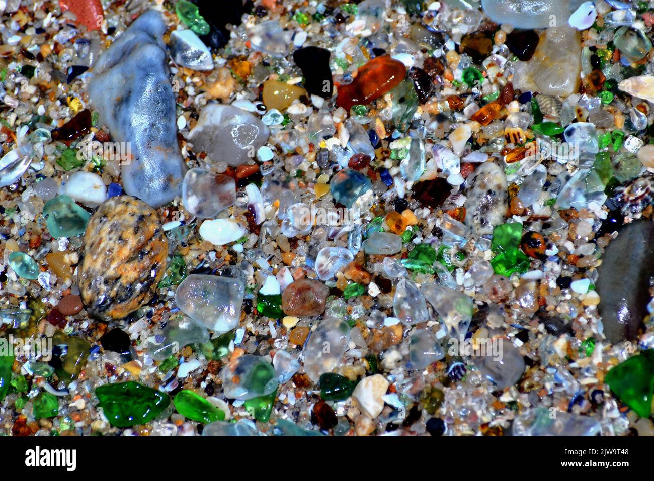 Seeglasse und kleine runde Steine vom Meeresboden Stockfoto