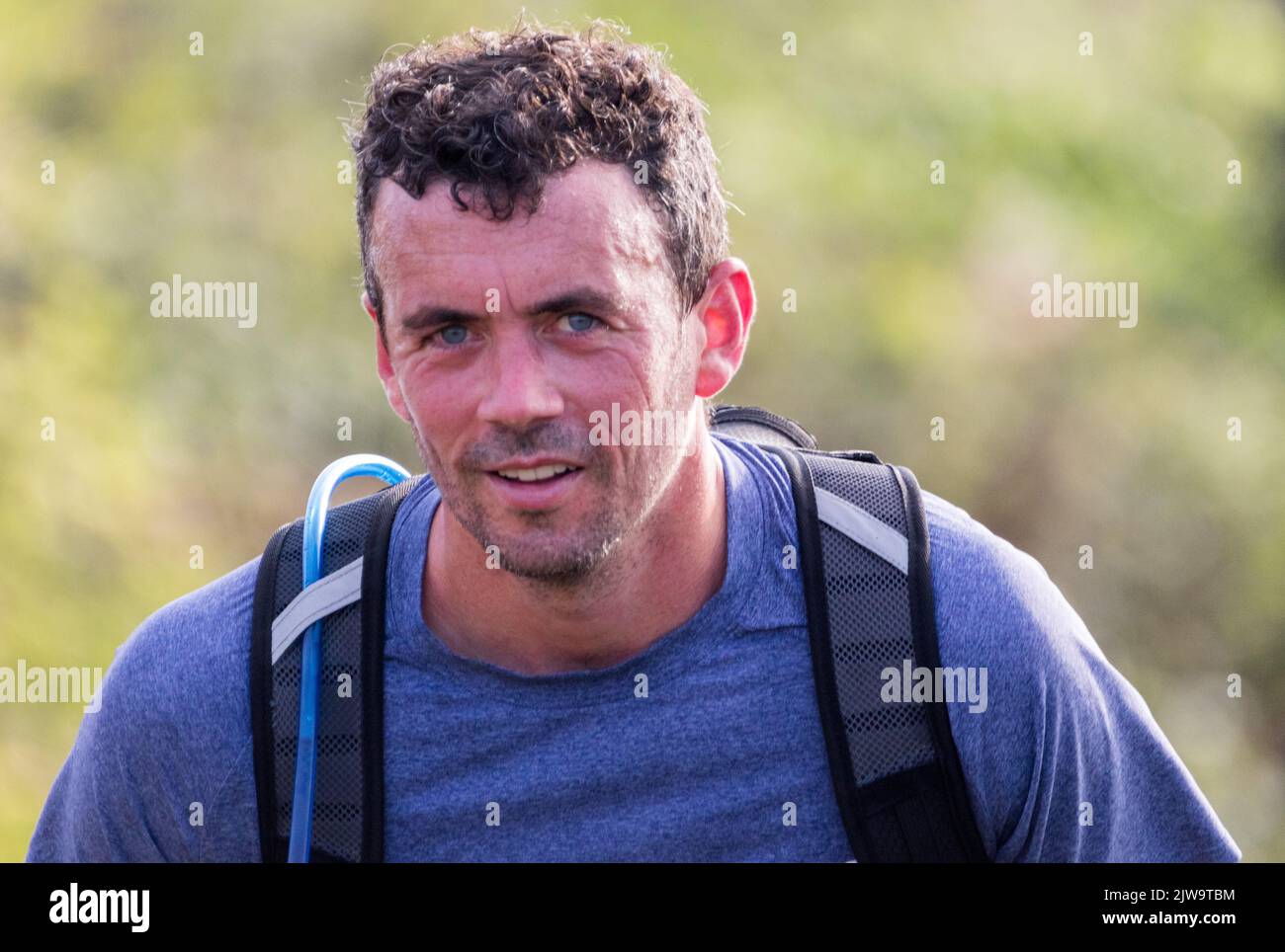 Läufer und Wanderer starten die South Coast Challenge bei für ihre ausgewählten Wohltätigkeitsorganisationen. Jeder Teilnehmer muss entweder eine 100km, 57km, 43km absolvieren. Stockfoto