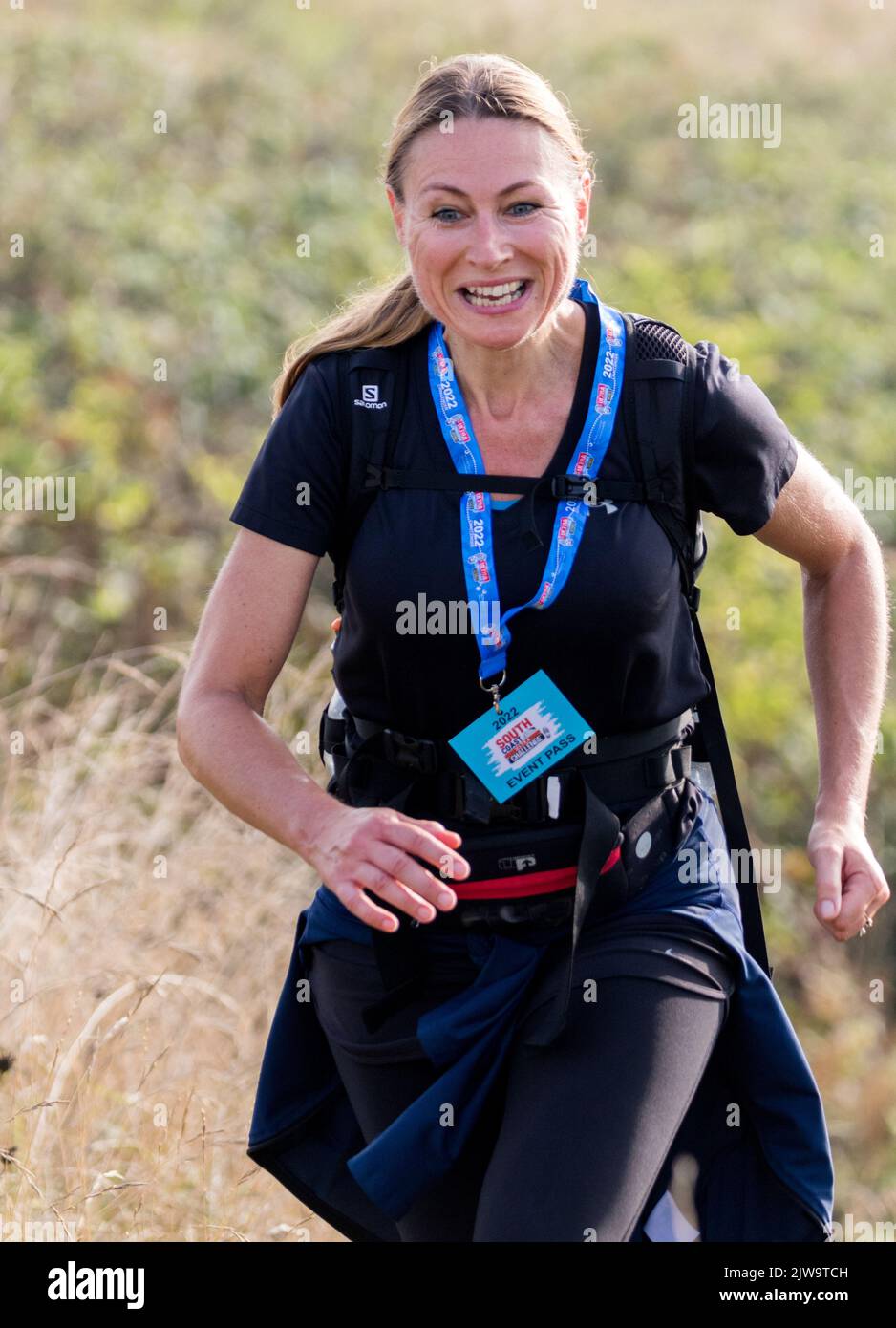 Läufer und Wanderer starten die South Coast Challenge bei für ihre ausgewählten Wohltätigkeitsorganisationen. Jeder Teilnehmer muss entweder eine 100km, 57km, 43km absolvieren. Stockfoto