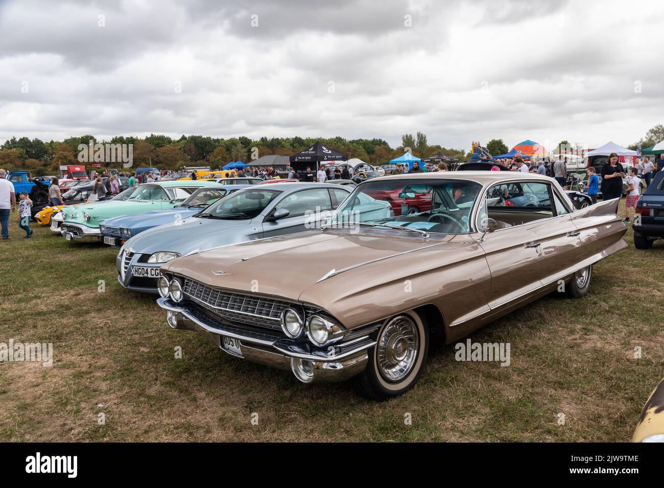 Ein Cadillac aus dem Jahr 1961 und viele Oldtimer auf der White Horse Classic & Vintage Vehicle Show, Westbury, Wiltshire, England, Großbritannien Stockfoto