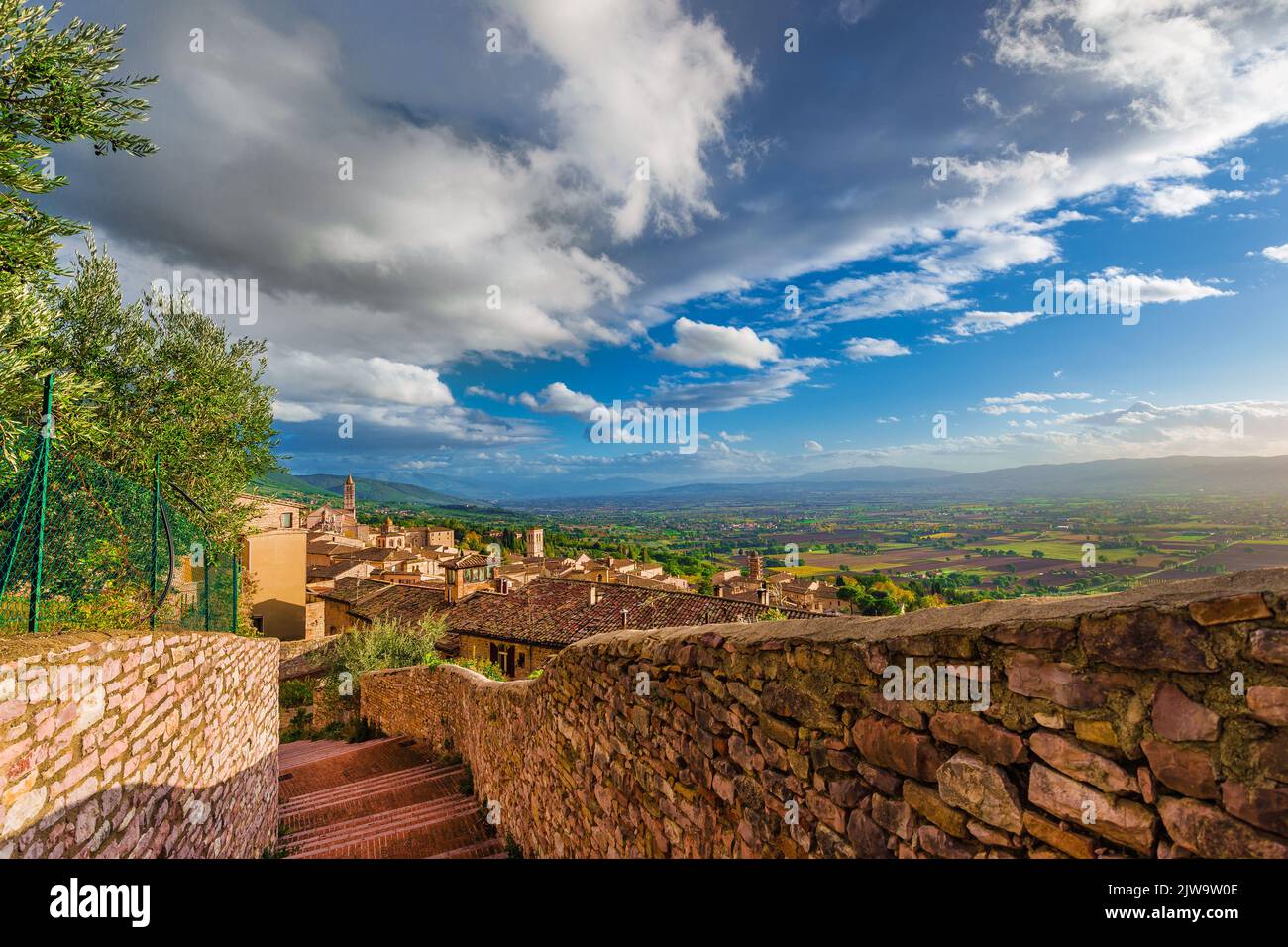 Blick auf Assisi Charmantes mittelalterliches historisches Zentrum mit umbrischer Landschaft Stockfoto
