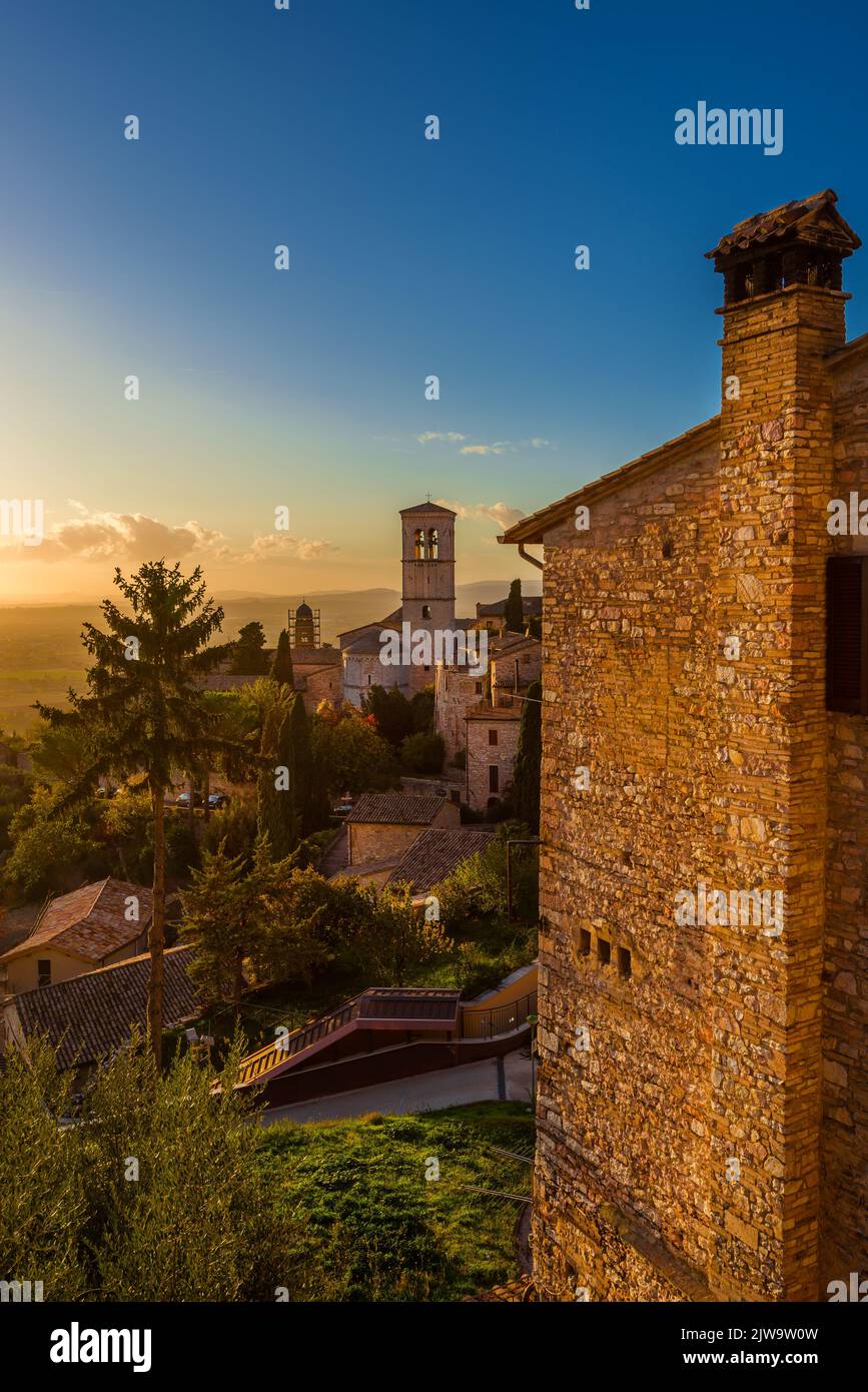 Blick auf den Sonnenuntergang von Assisi bezauberndes mittelalterliches historisches Zentrum mit umbrischer Landschaft Stockfoto