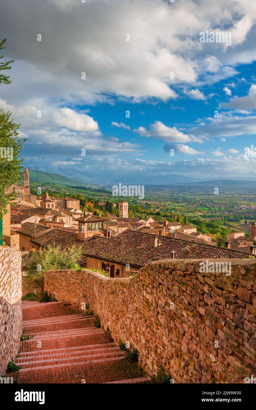Blick auf Assisi Charmantes mittelalterliches historisches Zentrum mit umbrischer Landschaft Stockfoto