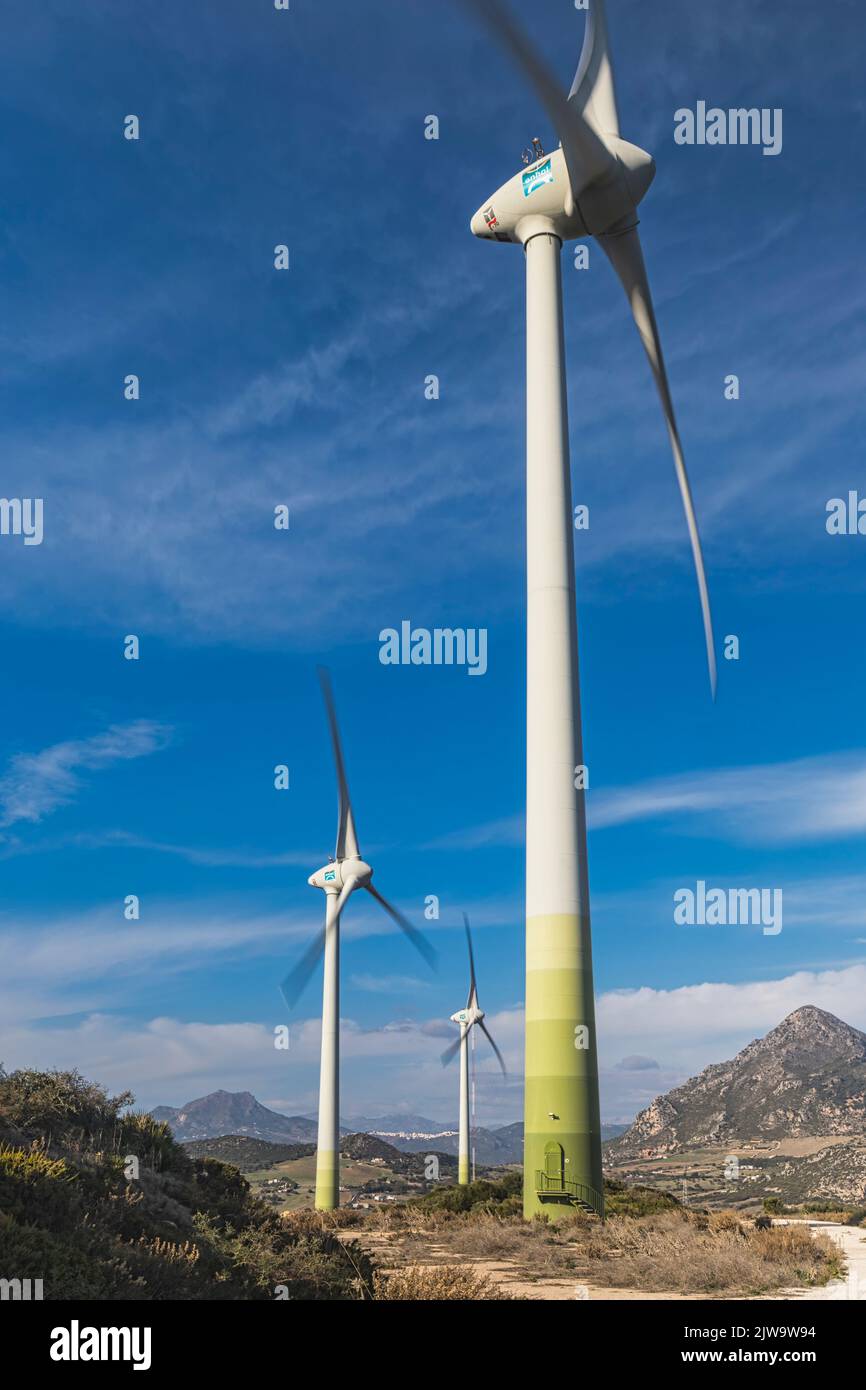 Windmühlen Erzeugung von erneuerbarer elektrischer Energie in der Nähe von Casares, Provinz Malaga, Spanien Stockfoto