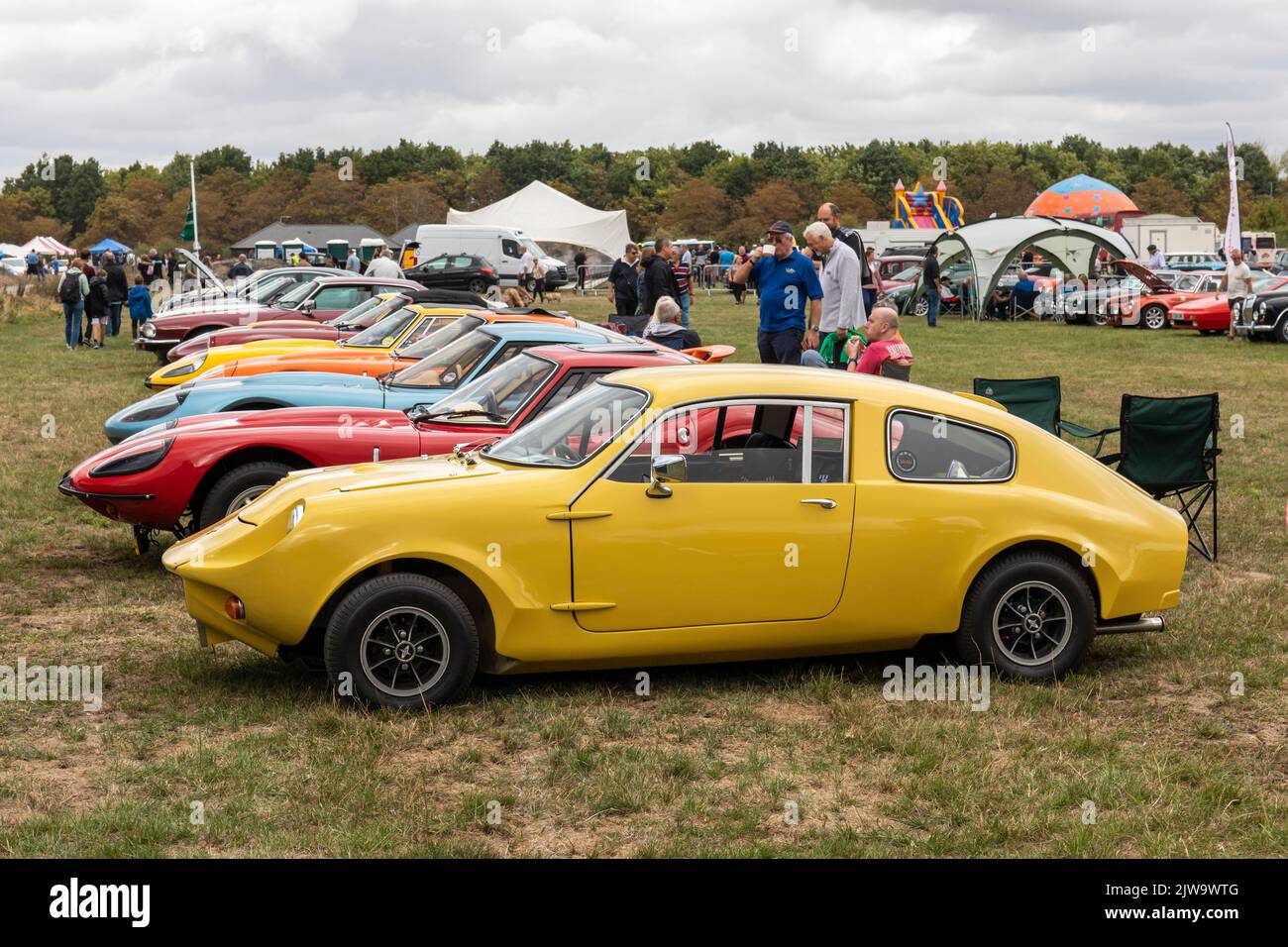 Eine Reihe von hellen Marcos Autos auf der White Horse Classic & Vintage Vehicle Show, Westbury, Wiltshire, England, Großbritannien Stockfoto