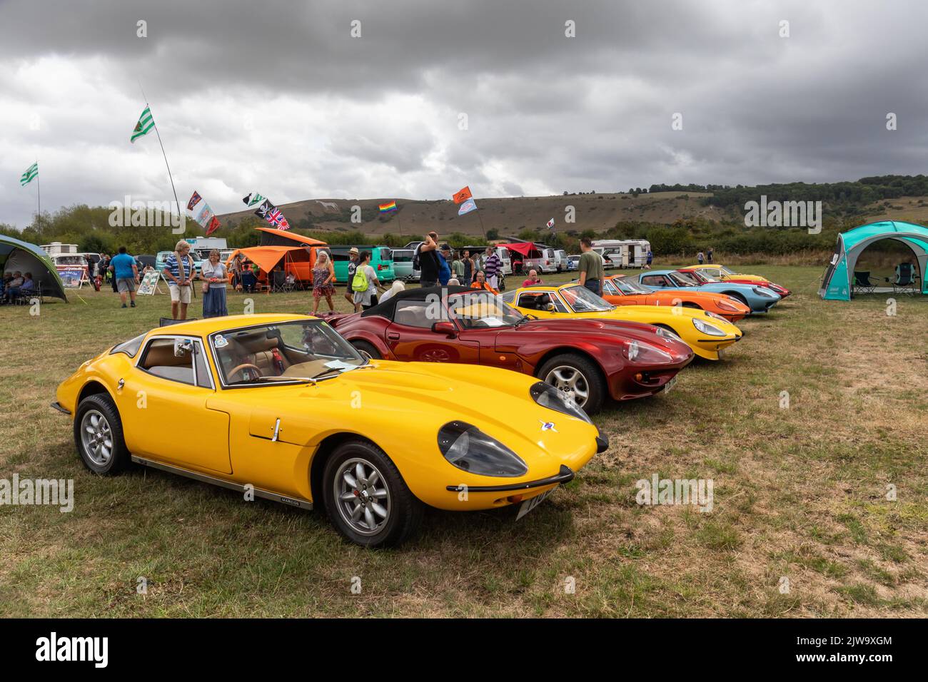 Eine Reihe von hellen Marcos Autos auf der White Horse Classic & Vintage Vehicle Show, Westbury, Wiltshire, England, Großbritannien Stockfoto