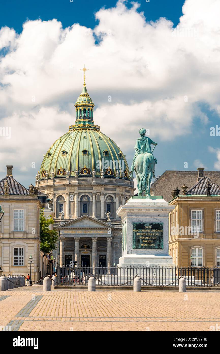 Bronzegegossene Reiterstatue von König Frederik V. zwischen Palästen in Amalienborg und Fassade der Frederikskirche im Hintergrund, in Kopenhagen, DENMAR Stockfoto