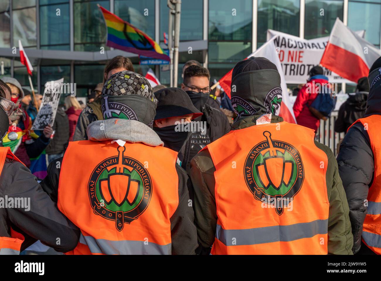 Mitglieder der Nationalgarde-Organisation trennen linke Aktivisten des Unabhängigkeitsmarsches mit einer Absperrung. Am 11. November wird der unabhängigkeitsmarsch jährlich von radikalen nationalen Kreisen organisiert. Der marsch weckt in der Gesellschaft viele Ängste und Emotionen aufgrund der Verluste, die Warschau nach diesem marsch in den vergangenen Jahren erlitten hat, kamen an diesem Tag Polizeieinheiten aus allen Polen in die Hauptstadt, um Ordnung und Sicherheit der Demonstranten zu gewährleisten. Stockfoto