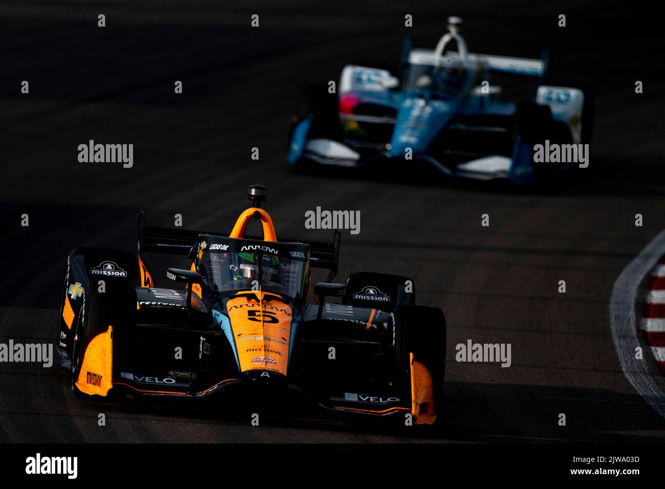 Madison, IL, USA. 20. August 2022. PATO OWARD (5) aus Monterey, Mexiko, fährt während der Bommito Automotive Group 500 auf dem World Wide Technology Raceway in Madison, IL, durch die Kurven. (Bild: © Walter G. Arce Sr./ZUMA Press Wire) Stockfoto