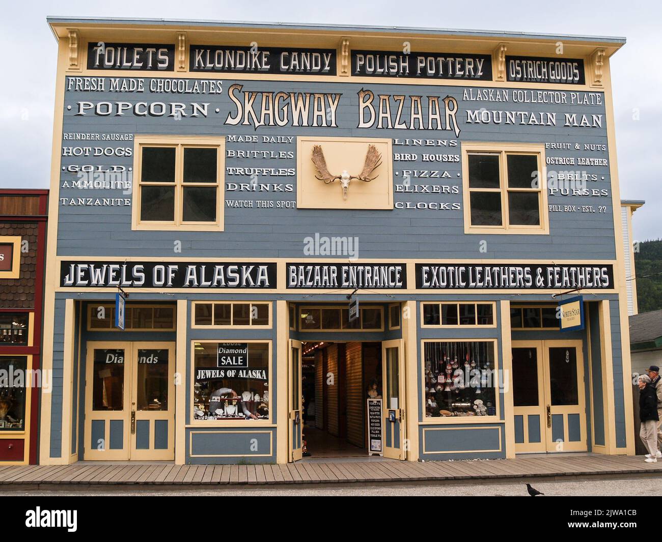 Skagway Alaska USA - Juli 31 2008: Berühmte Touristenattraktion Skagway Bazaar mit seinem Schild, das seine Verkaufsartikel an der Fassade wirbt. Stockfoto