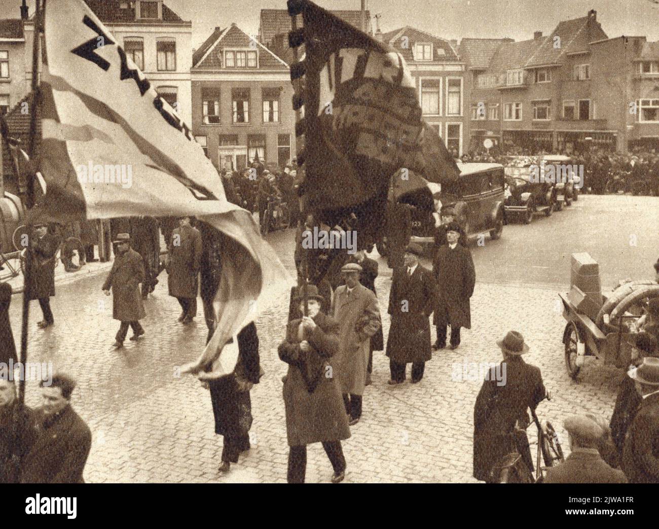 Weniger als 50 Jahre alt starb in Utrecht Herr G.L. De Haas, lebt von Stadtrat und Ratsherr der Gemeinde, bekannte Persönlichkeit in den Kreisen der Sozialdemokratie und Getränkekontrolle. Die Einäscherung der Überreste von Westerveld fand mit enormem Interesse statt. Im Vorfeld reiste eine beeindruckende Trauerprozession durch die Straßen von Utrecht zum Rathaus. Stockfoto