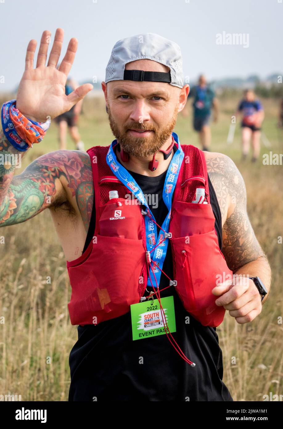 Läufer und Wanderer starten die South Coast Challenge bei für ihre ausgewählten Wohltätigkeitsorganisationen. Jeder Teilnehmer muss entweder eine 100km, 57km, 43km absolvieren. Stockfoto