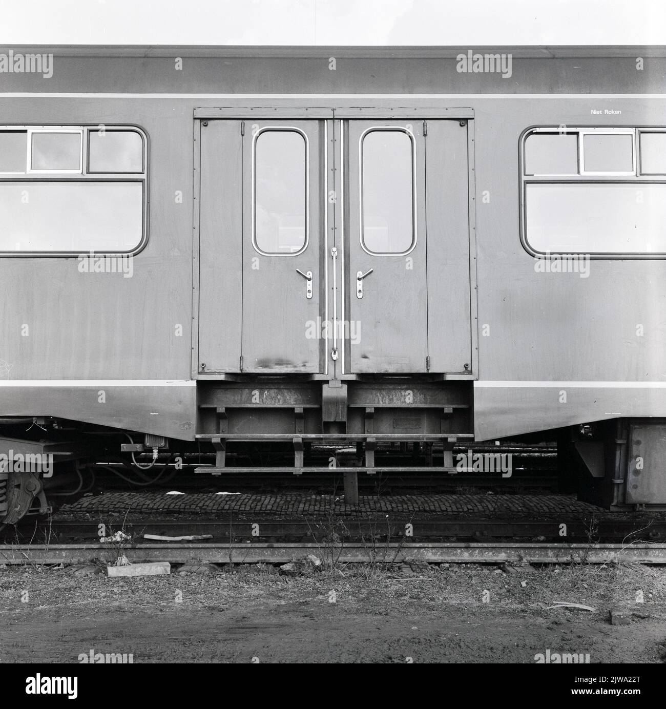 Bild der Drehtüren eines Waggons W der N.S. in der Amsterdamer Zaanstraat. Stockfoto