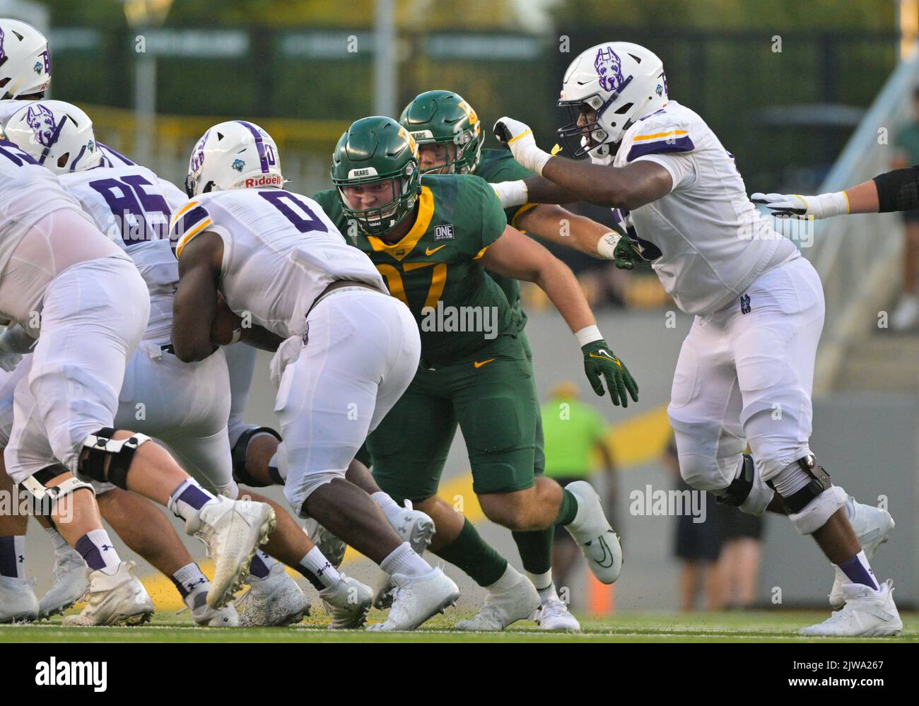 3 2022. September: Baylor bears defensive Lineman Cooper Lanz (97) geht gegen Albany Great Danes und läuft Todd Sibley (0) während der 1.. Hälfte des NCAA Football-Spiels zwischen den Albany Great Danes und Baylor Bears im McLane Stadium in Waco, Texas zurück. Matthew Lynch/CSM/Sipa USA(Bildquelle: © Matthew Lynch/Cal Sport Media/Sipa USA) Stockfoto