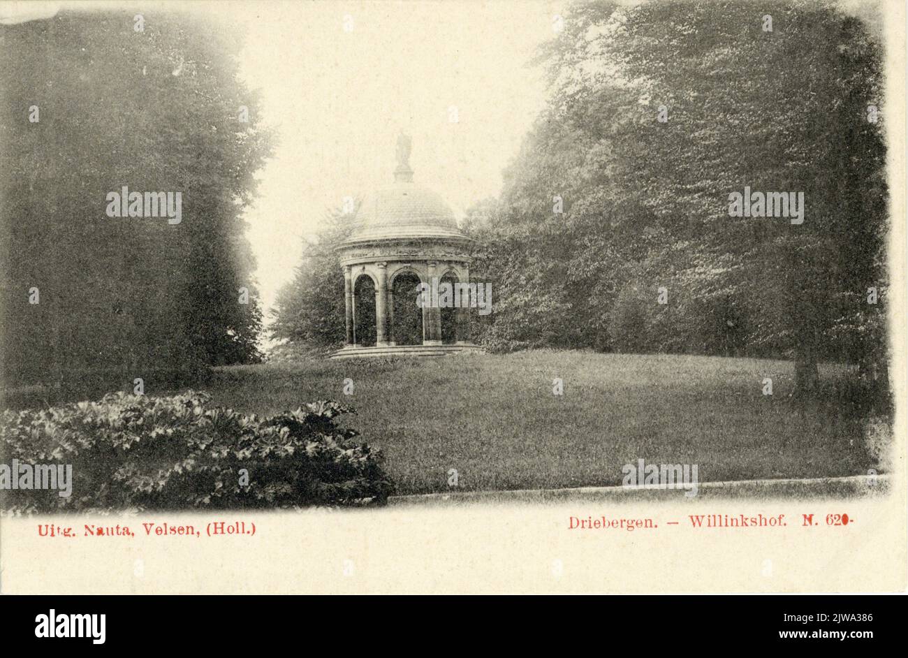 Blick über den Teich auf der Kuppel im Willinkshof Park in Rijsenburg. N.B. später wurde der Name Willinkshof in Beerschoten-Willinkshof geändert. Die Gemeinden Driebergen und Rijsenburg wurden am 1. Mai 1931 in die Gemeinde Driebergen-Rijsenburg zusammengeführt. Stockfoto