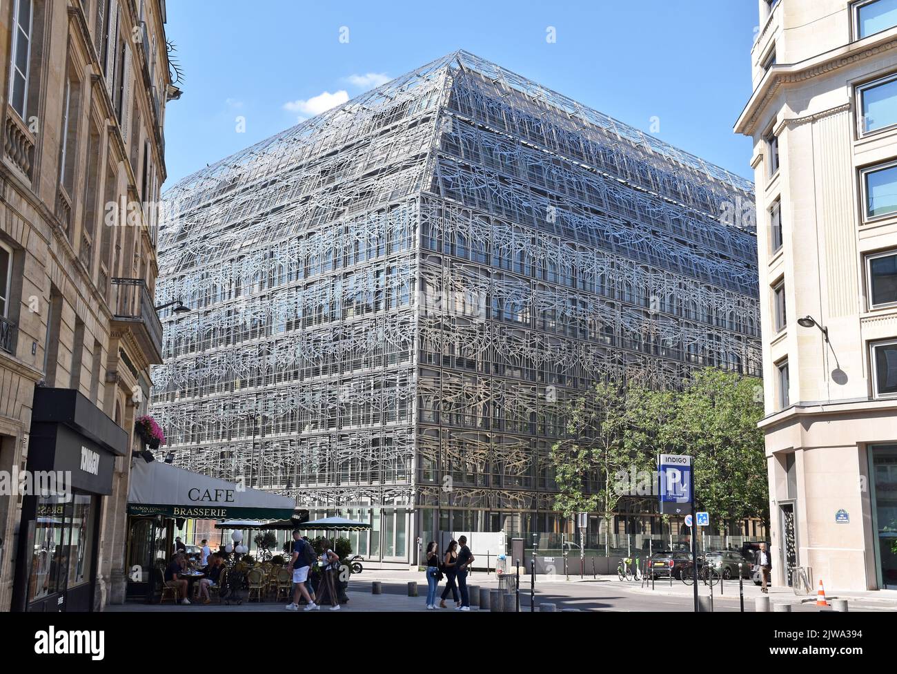 Gebäude in einem ganzen Pariser Straßenblock, der mit einem Metallgerüst bedeckt ist, aus filigranen Stahlbändern in abstrakten Arabesken-Mustern in allen oberen Stockwerken Stockfoto