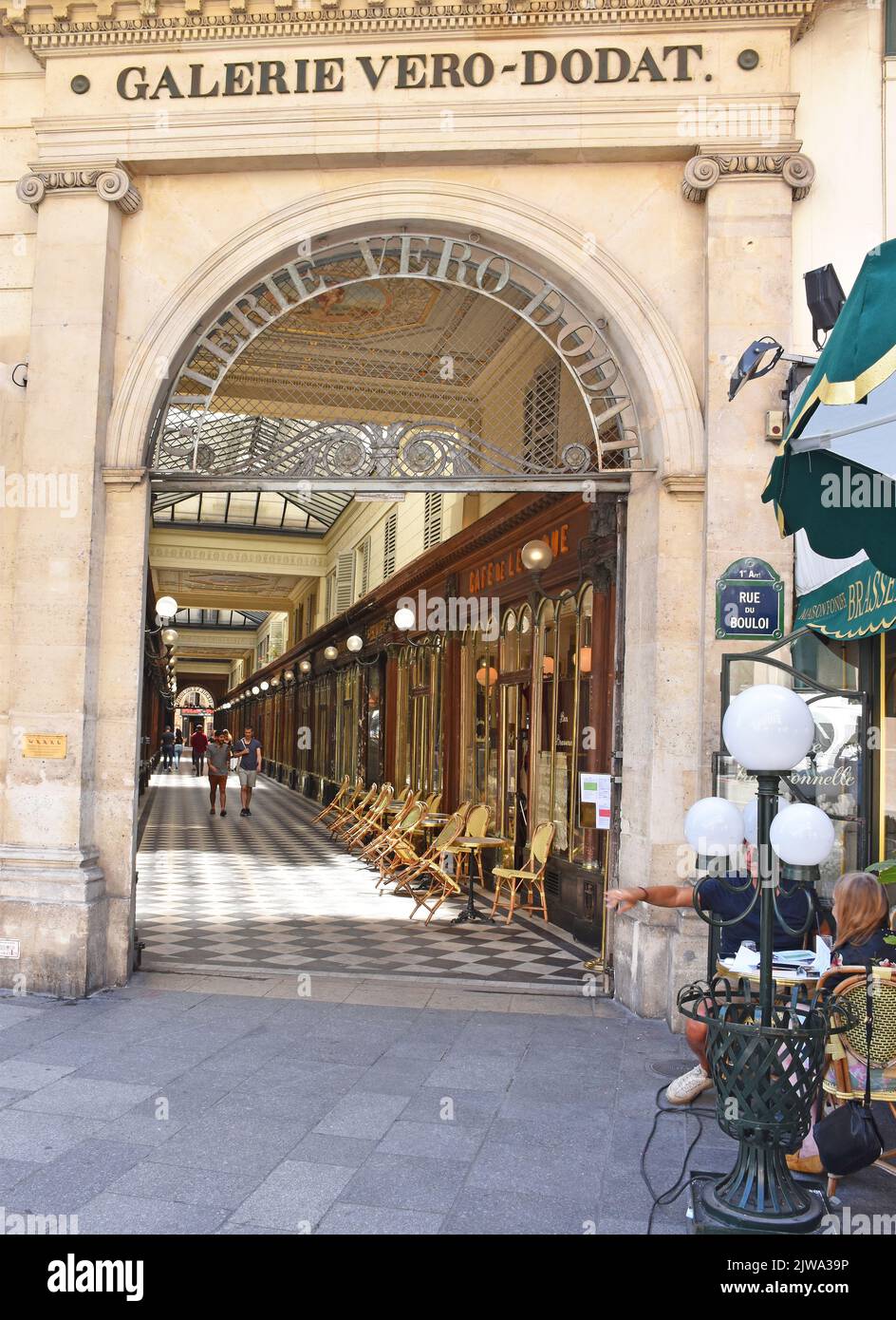Die 1826 eröffnete Einkaufspassage Galerie Vero-Dodat ist seit 1965 ein historisches Denkmal. Gilt als eine der attraktivsten der Pariser Arkaden Stockfoto