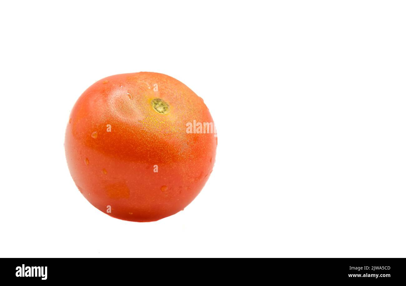 Detailreiche Nahaufnahme einer reifen, glitzernden Tomate Stockfoto